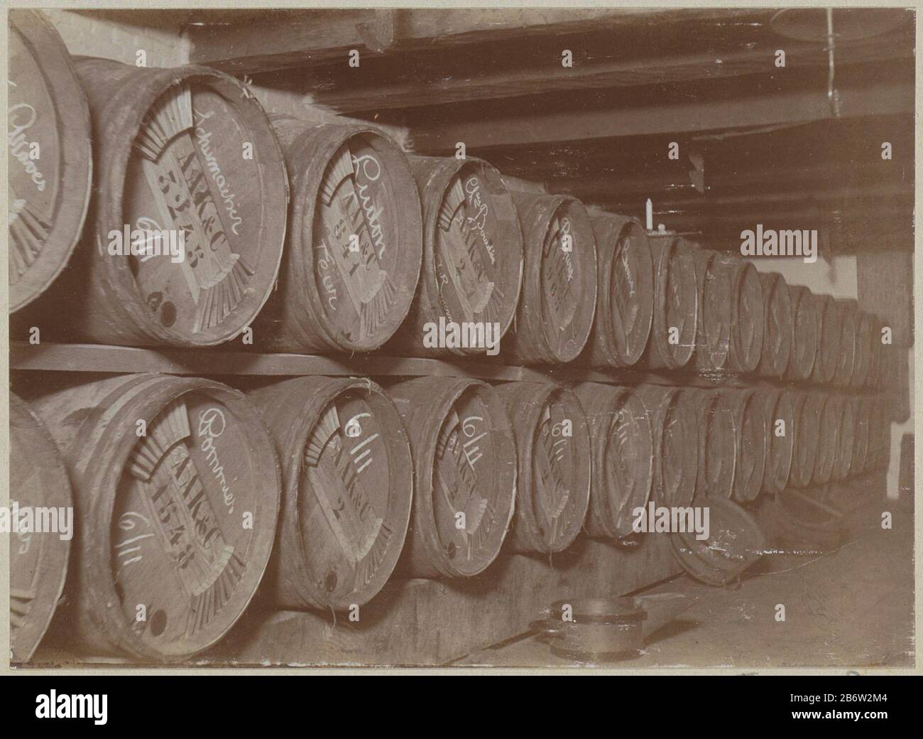 Houten vaten met drank op een rek Onderdeel van Familiealbum met onder meer foto's van Wijnhandel Kraaij & Co. Bordeaux-Amsterdam. Manufacturer : fotograaf: anoniem Dating: ca. 1900 - ca. 1910 Physical kenmerken: daglichtcollodiumzilverdruk Material: fotopapier Techniek: daglichtcollodiumzilverdruk Dimensions: h 80 mm × b 111 mm Subject: wooden container: barrel, cask (+ wood and other phytogenic material)Wie: Wijnhandel Kraaij & Co. Bordeaux-Amsterdam Stock Photo