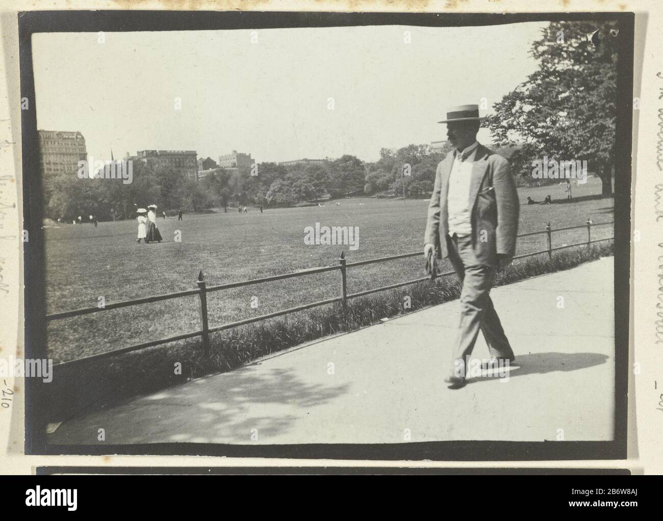 In the Central Park (titel op object) presumably a companion of Dolph Kessler in Central Park New York. Part of the photo Dolph Kessler with recordings he made during his stay in England, and in a world which he, as secretary of Henri Deterding (Director Royal Dutch) took to the Dutch East Indies, Japan, China and the United States, between 1906 and 1908. Manufacturer : photographer: Geldolph Adriaan Kessler Place manufacture: New York Date: May 1908 Physical features: gelatin silver print on album leaf material: paper carton Technique: gelatin silver print dimensions: photo: h 100 mm × W 74 m Stock Photo