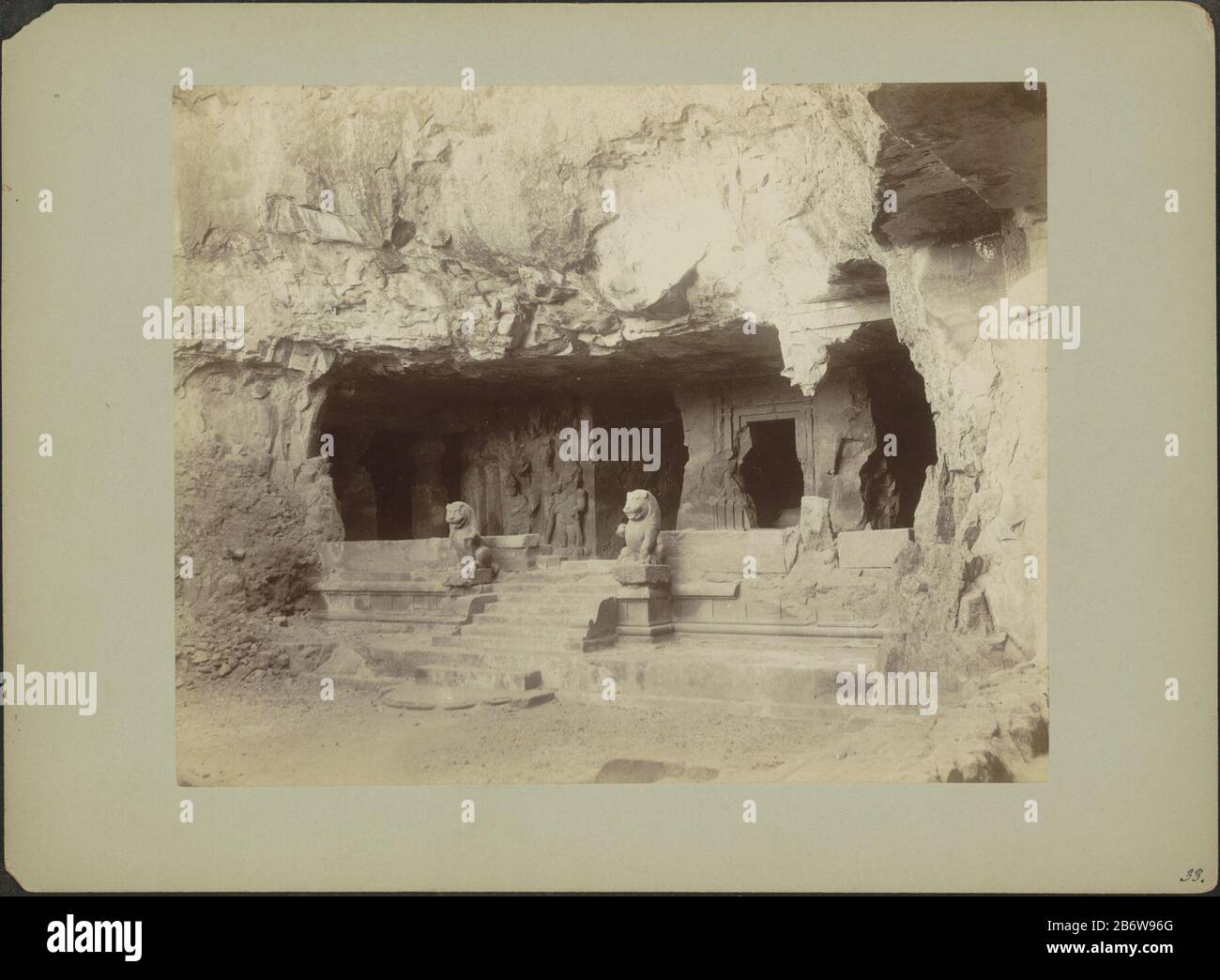 Part of travel Album with pictures of seen that: conditions in Marseilles, Port Said, Aden, Bombay, Colombo, Singapore and Dutch-Indië. Manufacturer : photographer: anonymous place manufacture: Elephanta Dating: ca. 1870 - ca. 1910 Physical features: albumen print materials: cardboard paper photo paper Technique: albumin pressure dimensions: album leaf: h 241 mm × W 329 mm Subject: cave, grotto sculpture (+ relief  sculpture) piece of sculpture, reproduction of a piece of sculpture (+ sculpture) Stock Photo