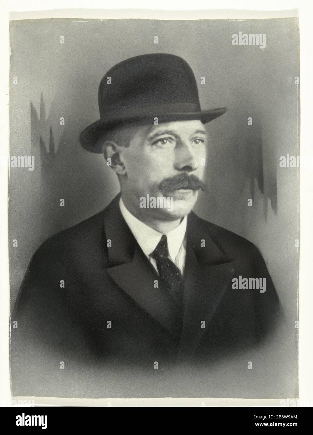 veiling Discrepantie kleding stof Ingekleurd portret van een man met snor en bolhoed Colorized portrait of a  man with mustache and bolhoed Object Type : picture Item number: RP-F  F02859 Manufacturer : Photographer: Ceko (attributed to)