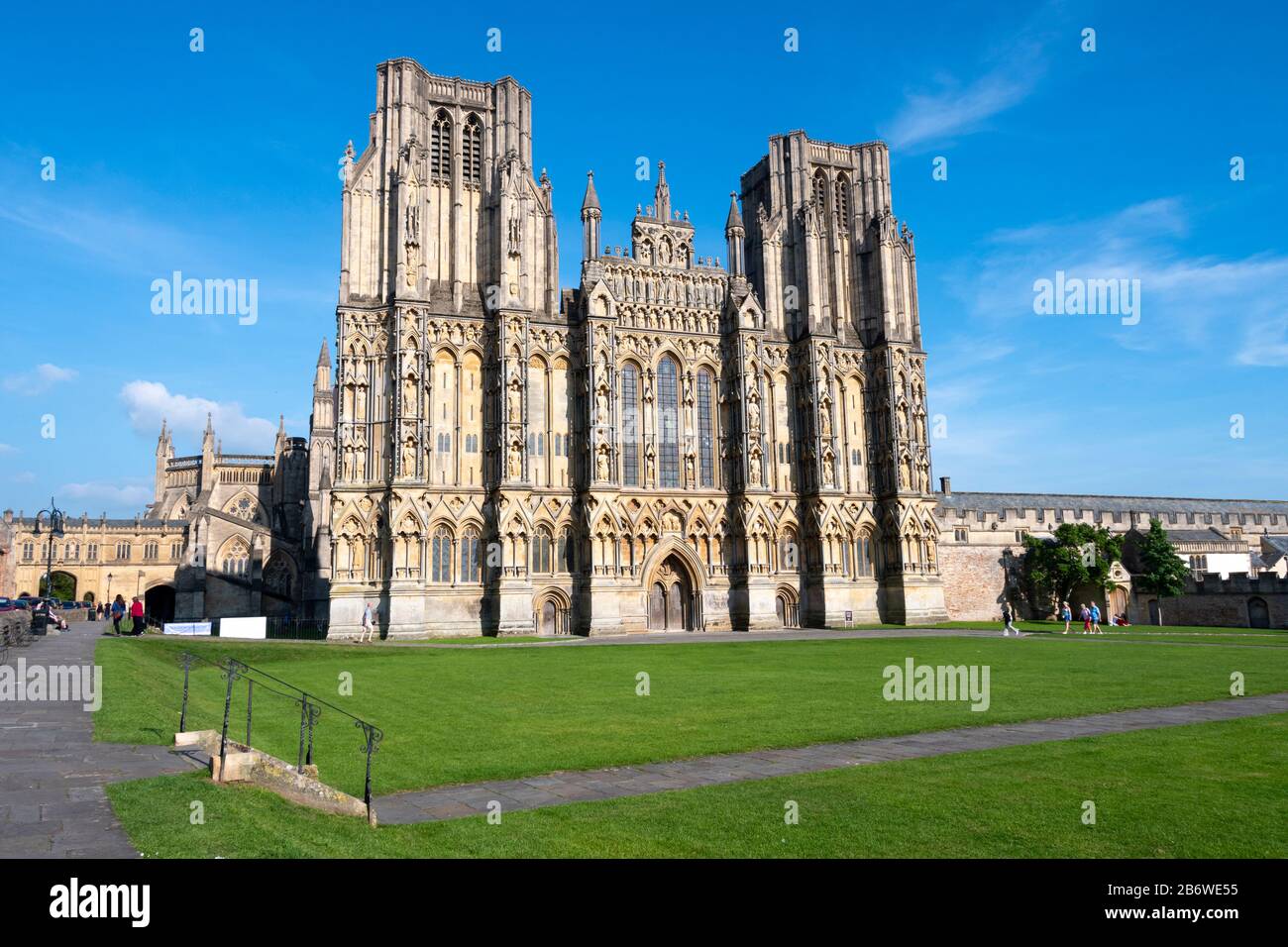 Wells cathedral church facade hi-res stock photography and images - Alamy