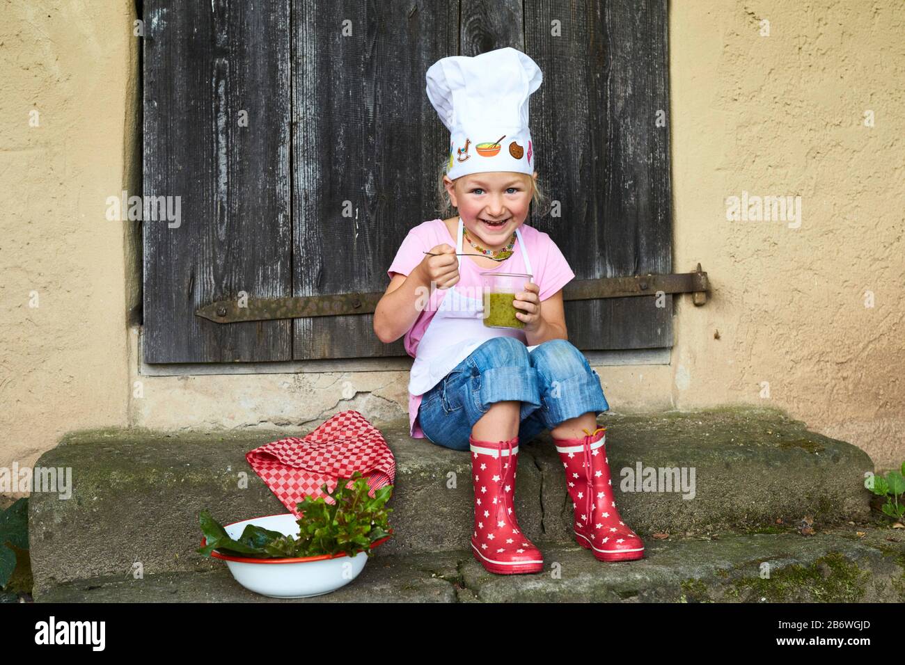 Children investigating food. Series: cooking salad soup, eating self-made soup. Learning according to the Reggio Pedagogy principle, playful understanding and discovery. Germany. Stock Photo