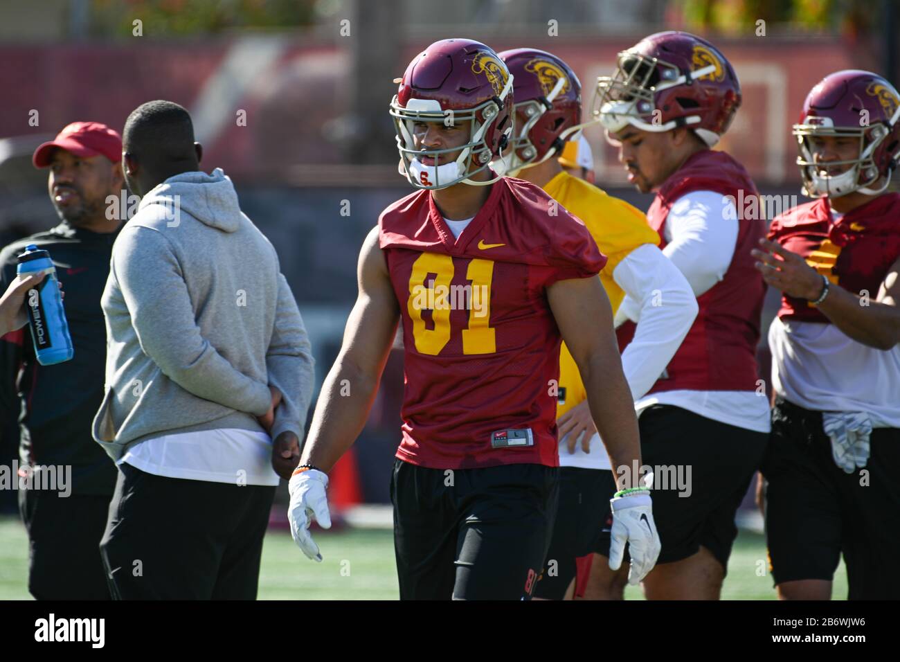 Southern California Trojans wide receiver Drake London (15), visits with  parents before a NCAA football game between the Southern California Trojans  a Stock Photo - Alamy