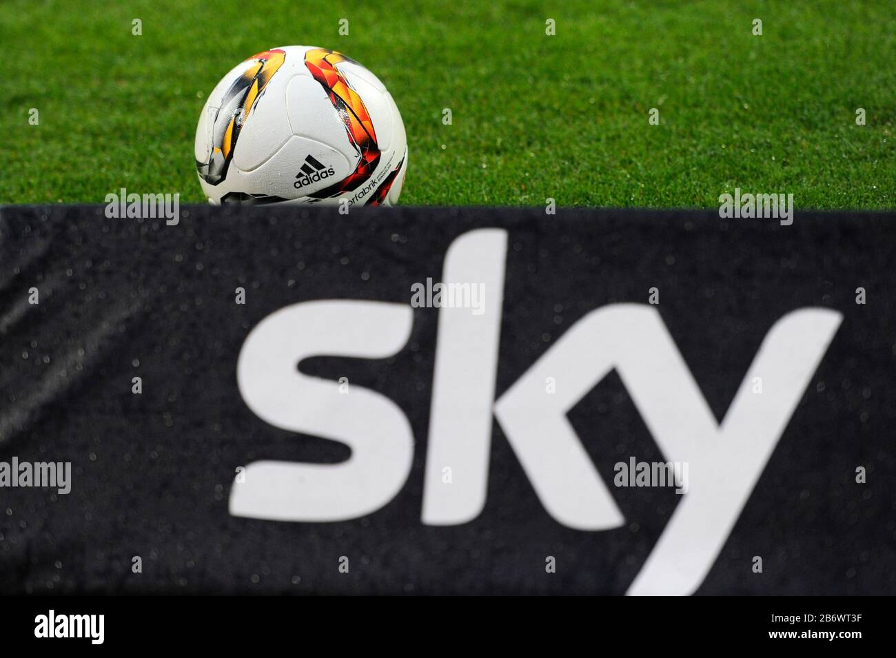 Ghost games over Coronavirus Sky shows Bundesliga games on free TV. Themed  picture, archive photo: border motif, feature, adidas Spielball TORFABRIK  lies behind a SKY gang on the pitch.Pay TV, pay TV,