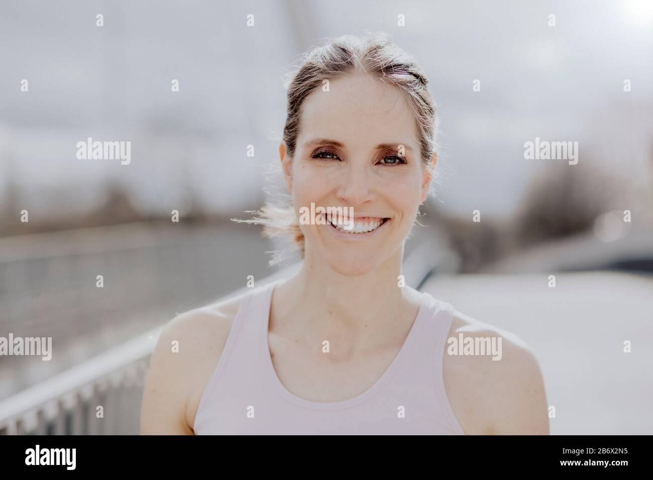 Portrait of a young sporty women in the city with sportswear.  Portrait einer jungen Sportlerin in der Stadt in Trainingskleidung Stock Photo