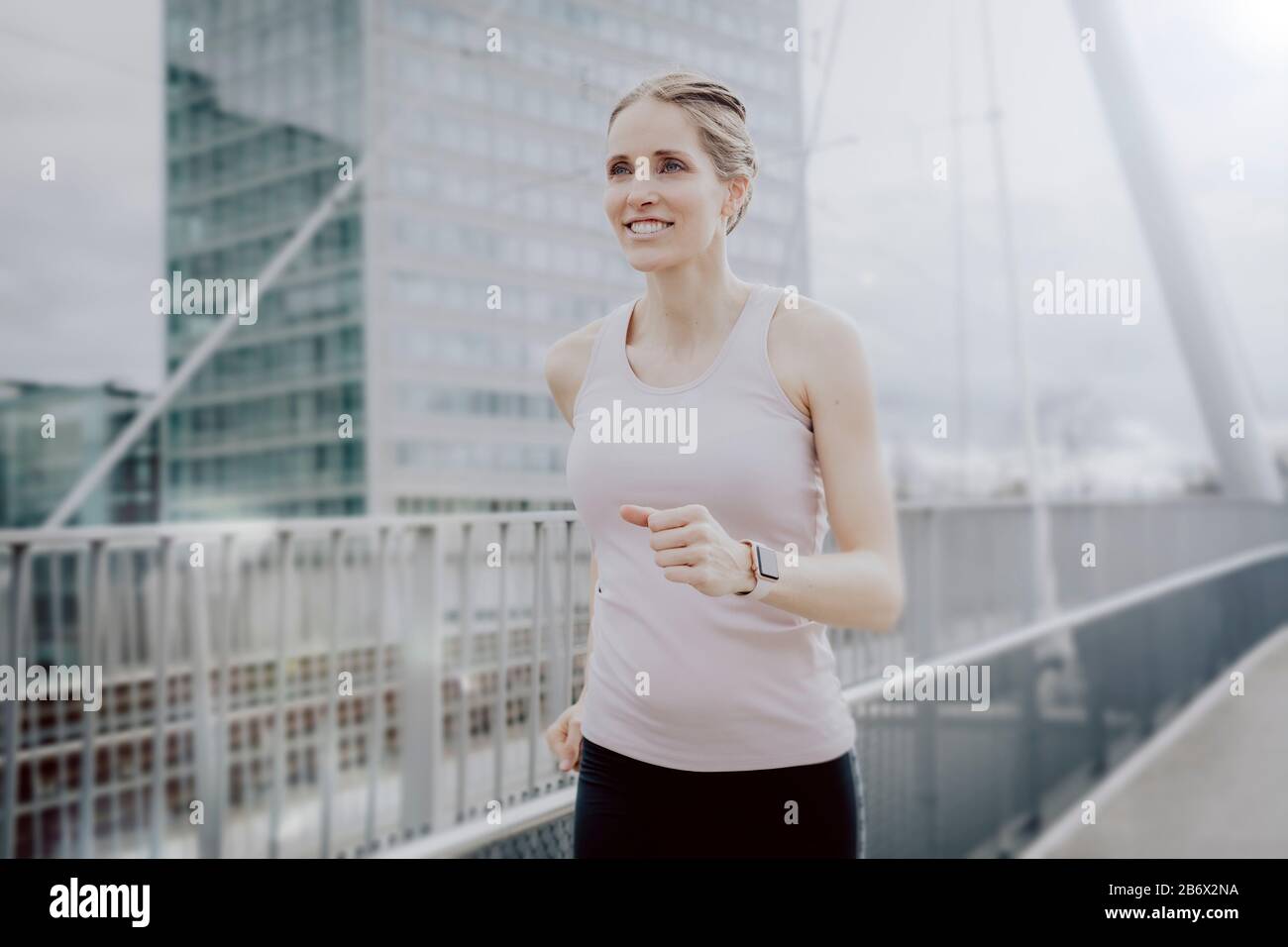 Junge Sportlerin macht Sport in der Stadt. Jogging in der Stadt.  Young sportswoman does sports in the city Stock Photo