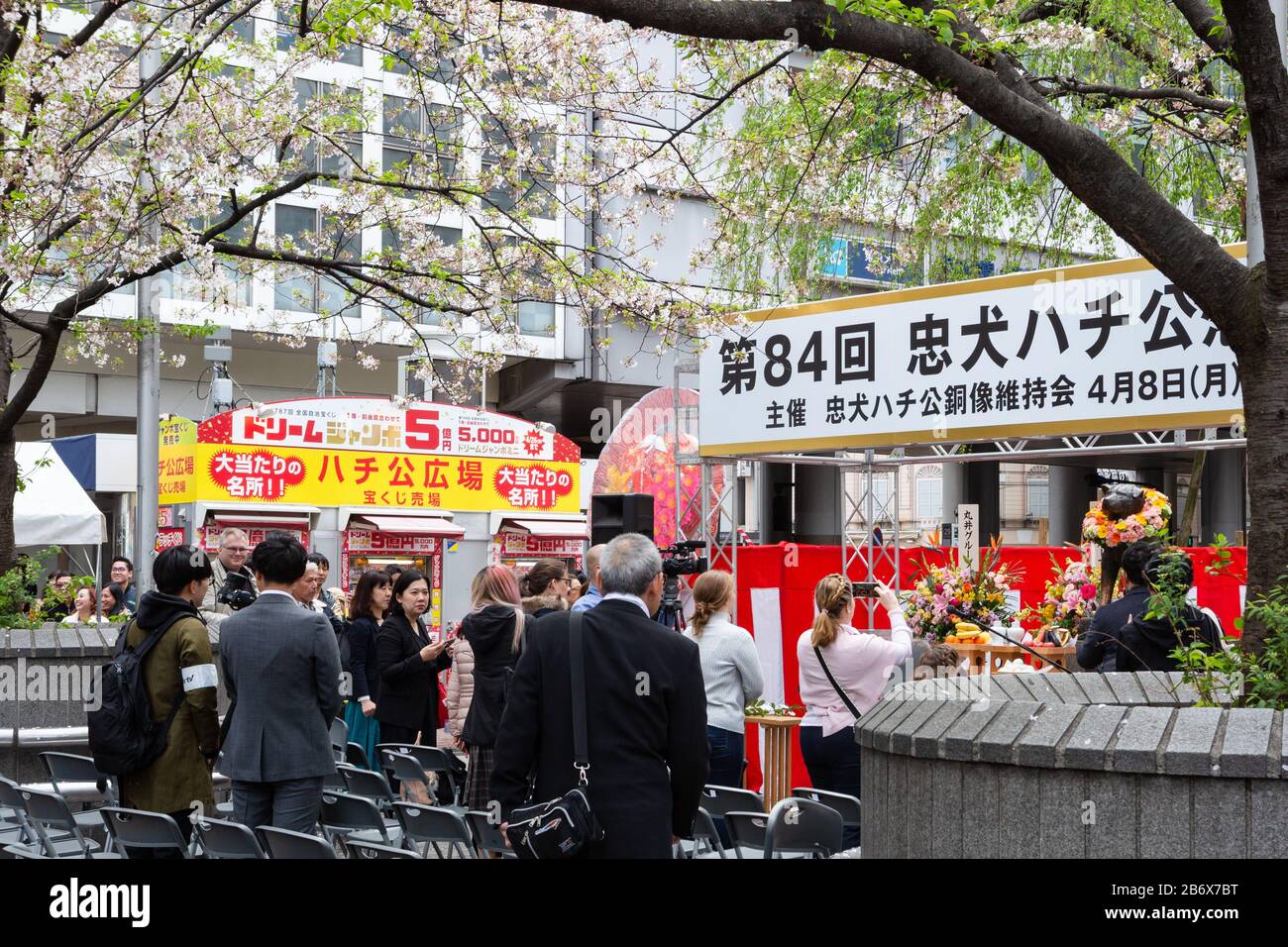 A Crowd Take Photographs Of The Hachiko Statue At Shibuya Station Tokyo Stock Photo Alamy A Crowd Take Photographs Of The Hachiko Statue At Shibuya Station Tokyo Stock Photo Alamy