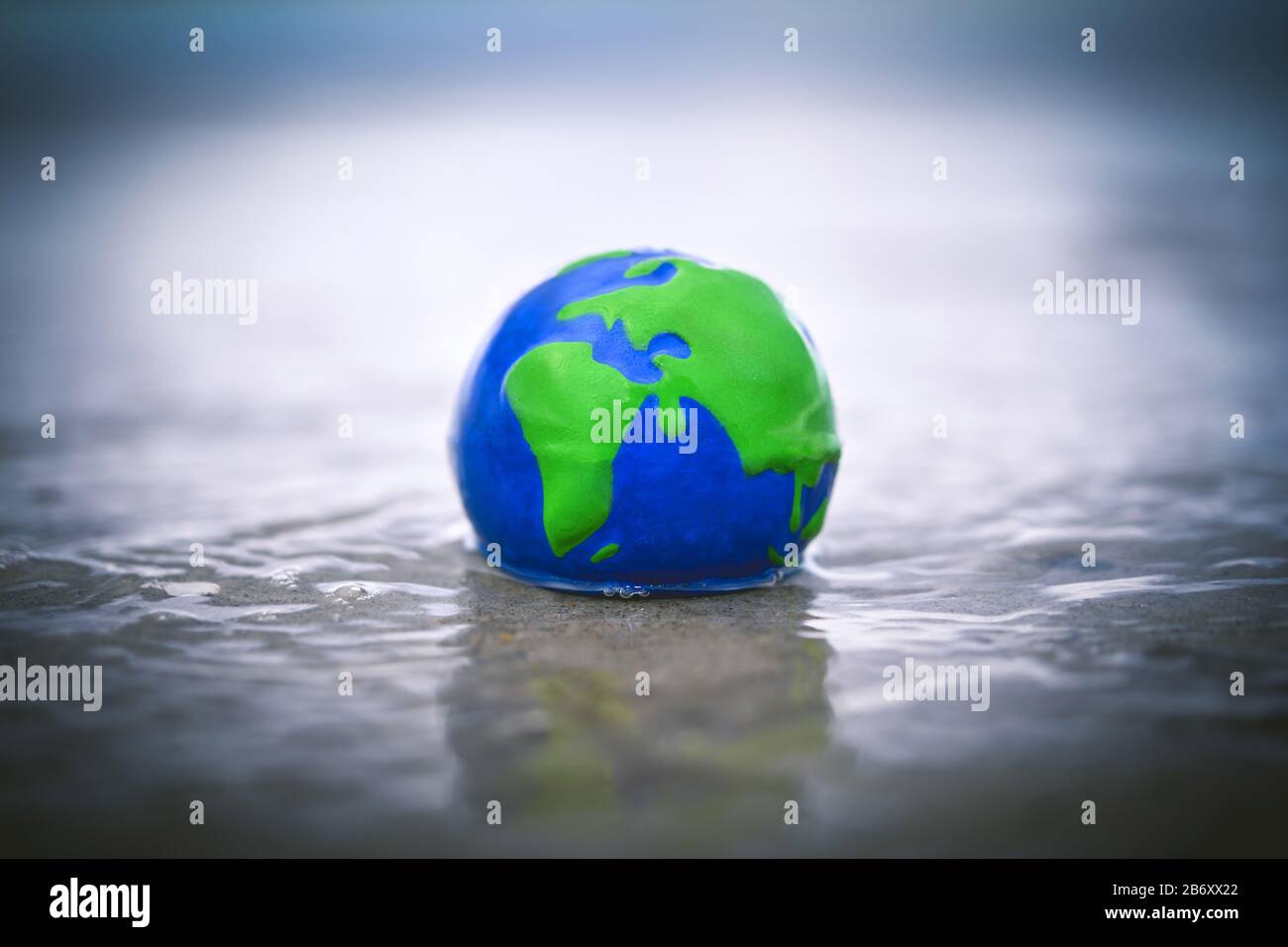 Erdkugel im Wasser, Symbolfoto fuer den Anstieg des Meeresspiegels durch den Klimawandel Stock Photo