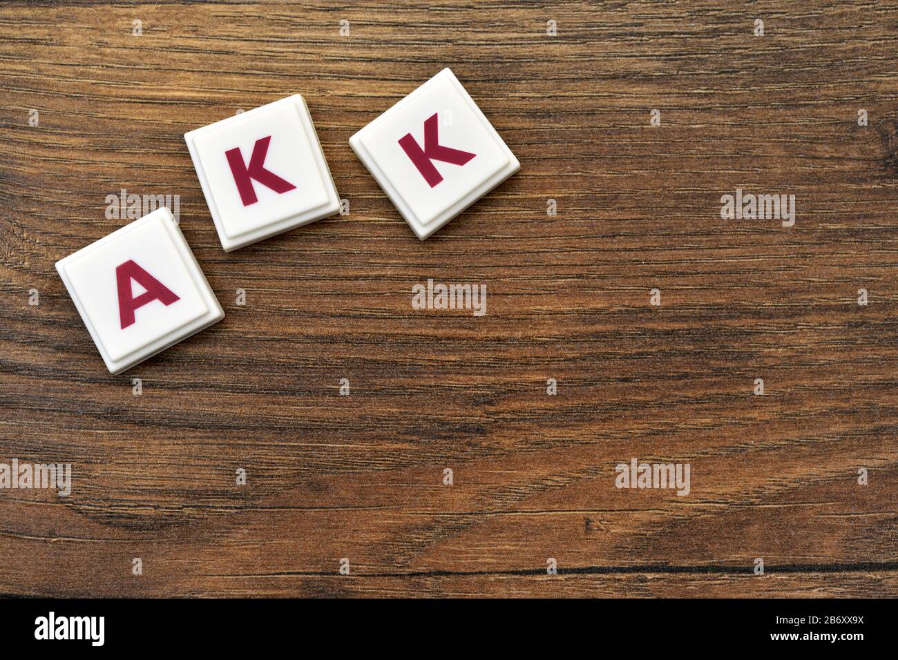 Buchstaben-Spielsteine bilden das Kuerzel AKK auf einem Tisch Stock Photo