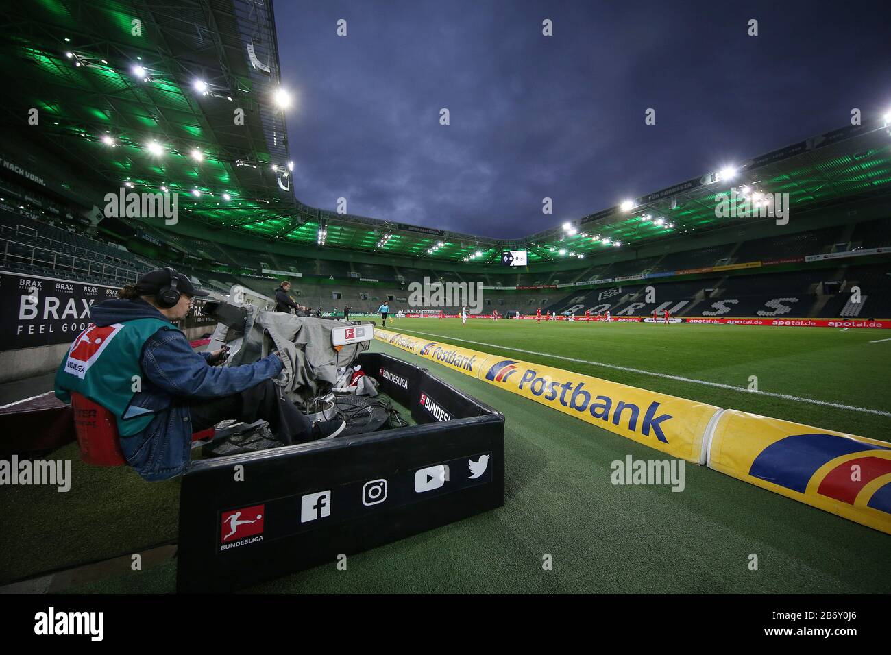 firo: 11.03.2020, soccer, 2019/2020, 1.Bundesliga: Vfl Borussia Monchengladbach, Gladbach Borussia Monchengladbach - 1.FC Cologne Koeln 2: 1 game scene in the empty stadium, Borussia-Park, Borussiapark, with media, TV camera, transmission ways of the Corona Virus and the resulting risk of infection, the game takes place to the exclusion of spectators and fans. 1. Ghost game of the 1.Bundesliga Coronavirus | usage worldwide Stock Photo