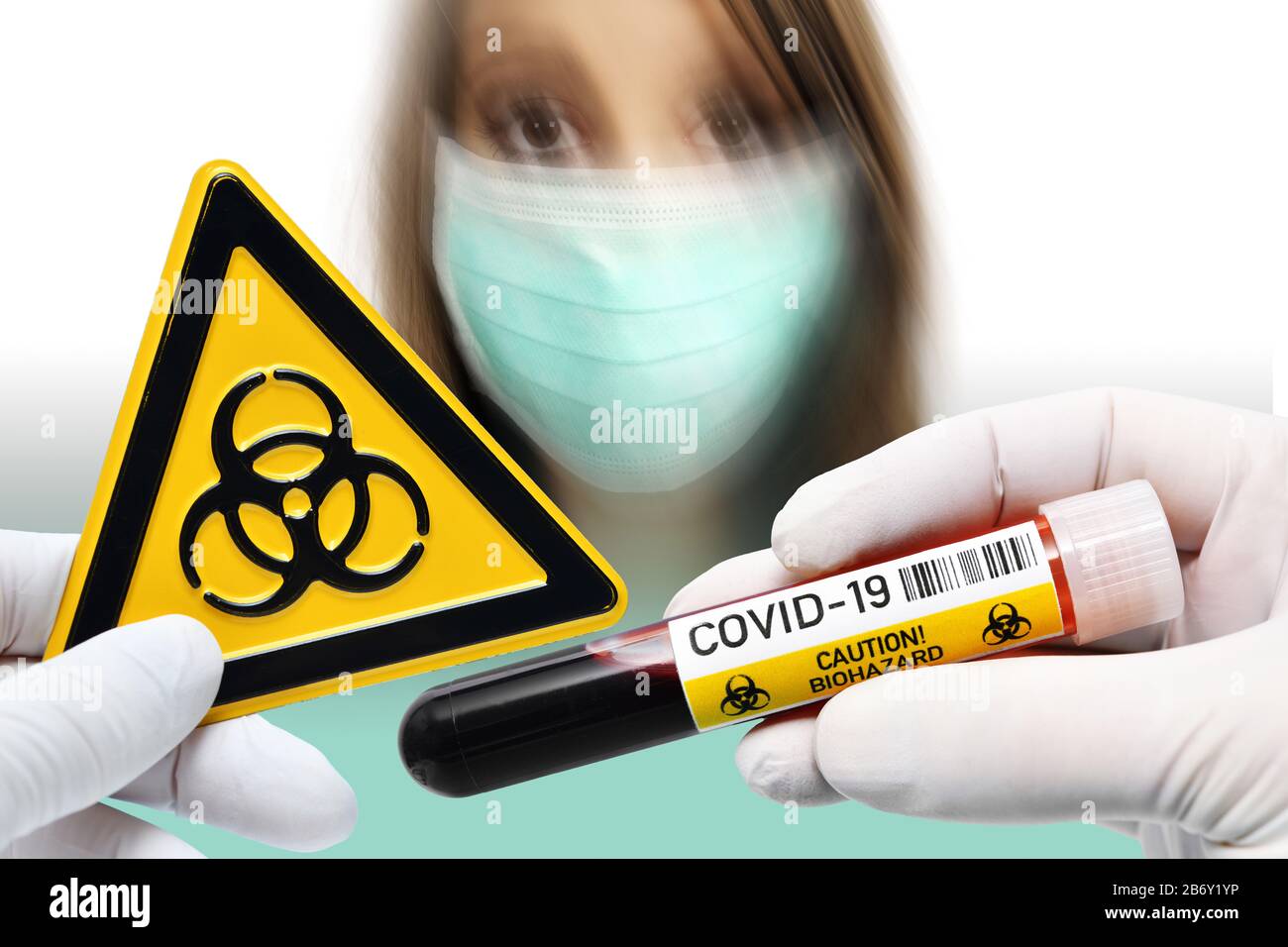 FOTOMONTAGE, Haende halten Blutentnahmeroehrchen und Biogefaehrdungsschild vor Frau mit Atemschutzmaske, Symbolfoto Coronavirus Stock Photo