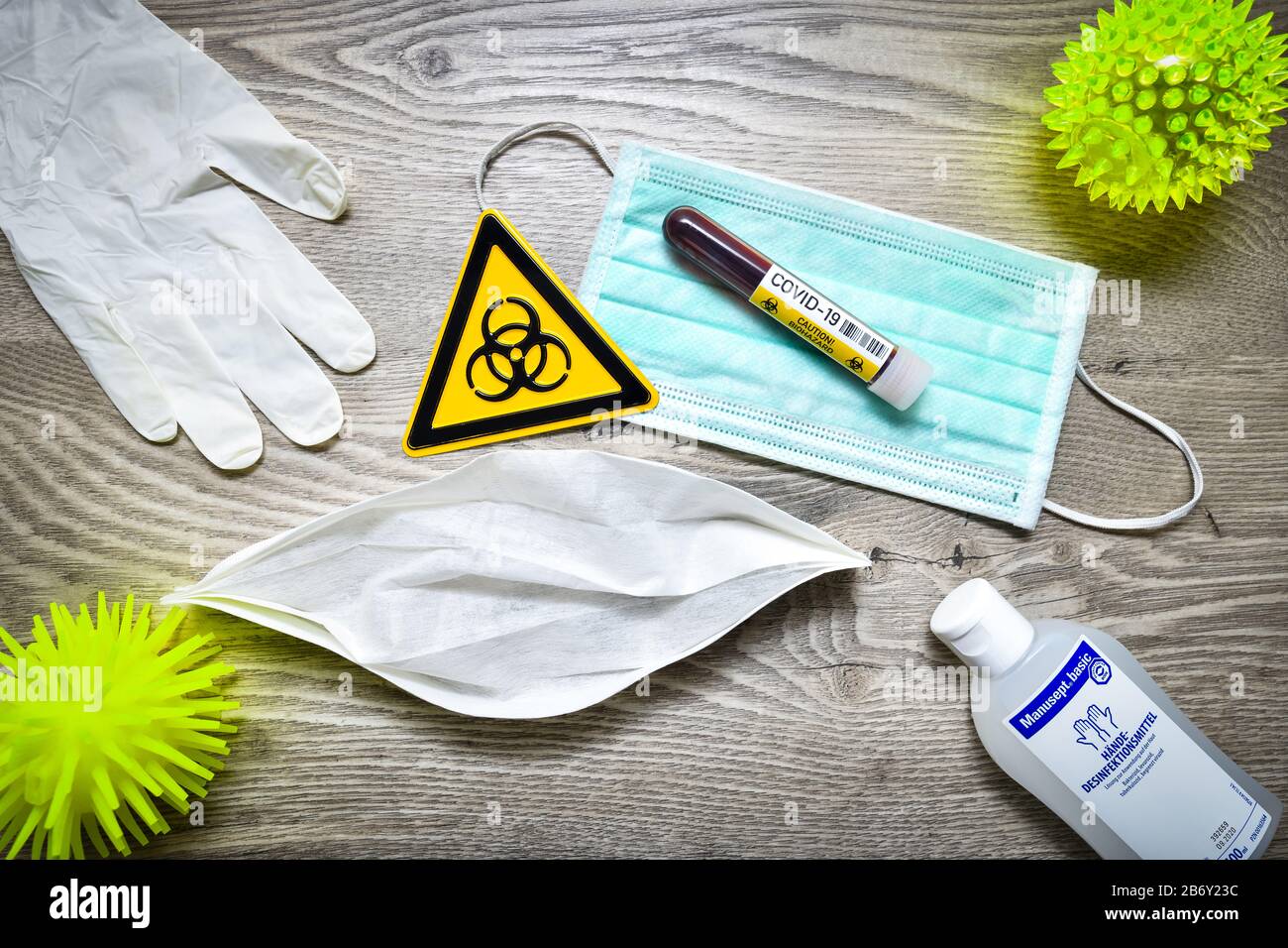Mundschutz, Blutentnahmeroehrchen, Biogefaehrdungsschild, Schutzhandschuhe  und Desinfektionsmittel auf einem Tisch, Symbolfoto Coronavirus Stock Photo  - Alamy
