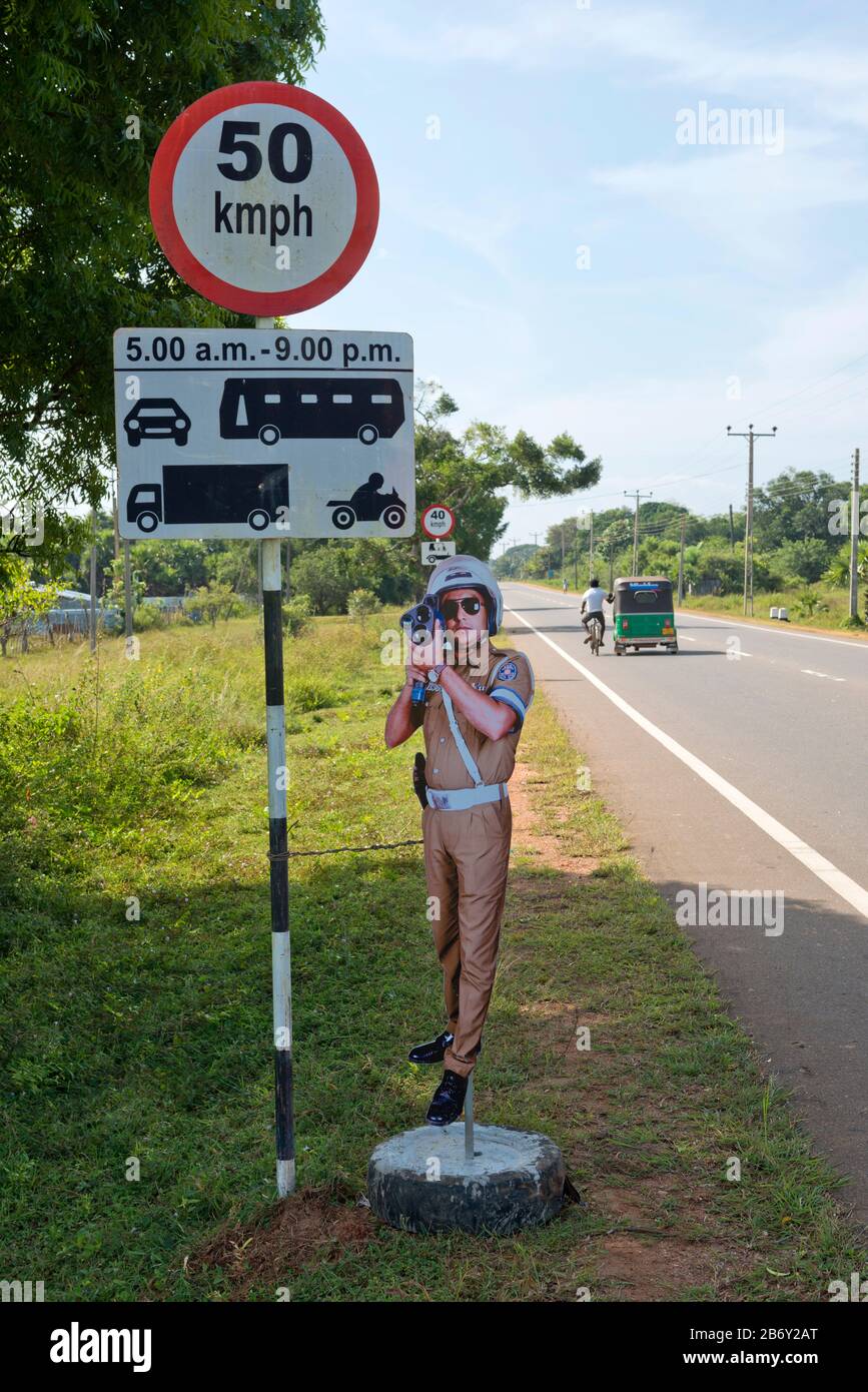 Sri Lanka, North Central Province, Province du Centre-Nord, Nord-Zentralprovinz, sur la route, auf der Straße, on the road, panneau de prévention avec Stock Photo
