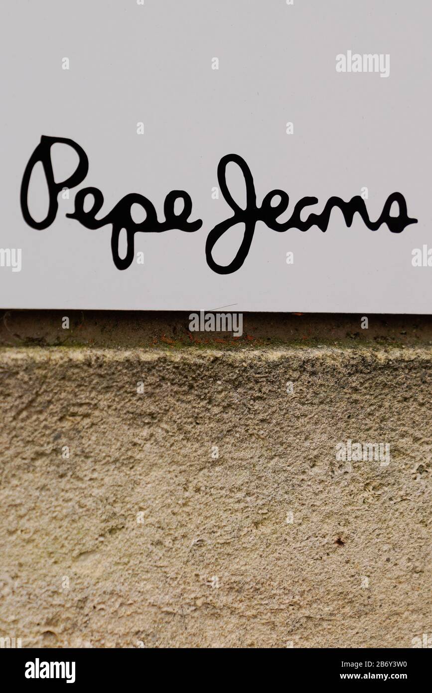 Bordeaux , Aquitaine / France - 01 22 2020 : pepe jeans logo clothing store  shop sign building street Stock Photo - Alamy