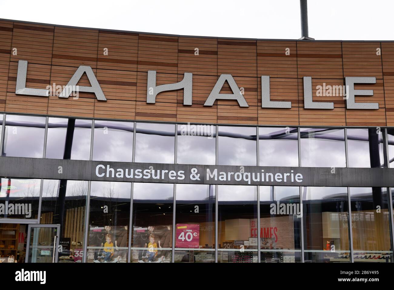 Bordeaux , Aquitaine / France - 02 21 2020 : La halle logo shop clothing  brand sign store company Stock Photo - Alamy