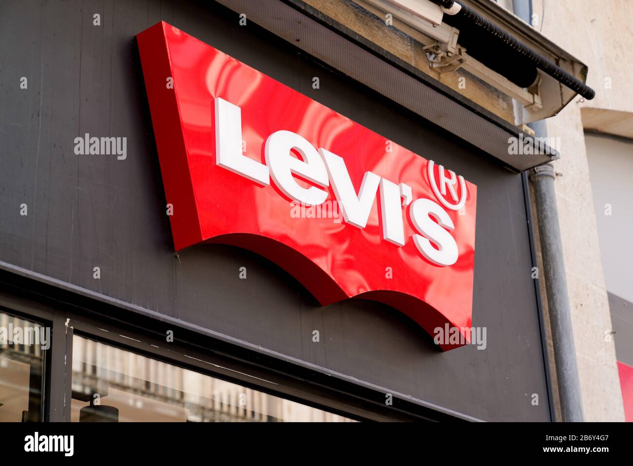 Bordeaux , Aquitaine / France - 09 18 2019 : Levi's Store Logo window Levi  Strauss levis American clothing company for denim jeans Stock Photo - Alamy