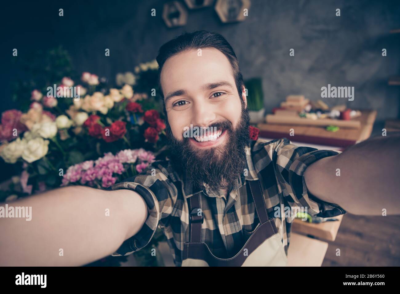 Guy wearing shirt too small hi-res stock photography and images - Alamy