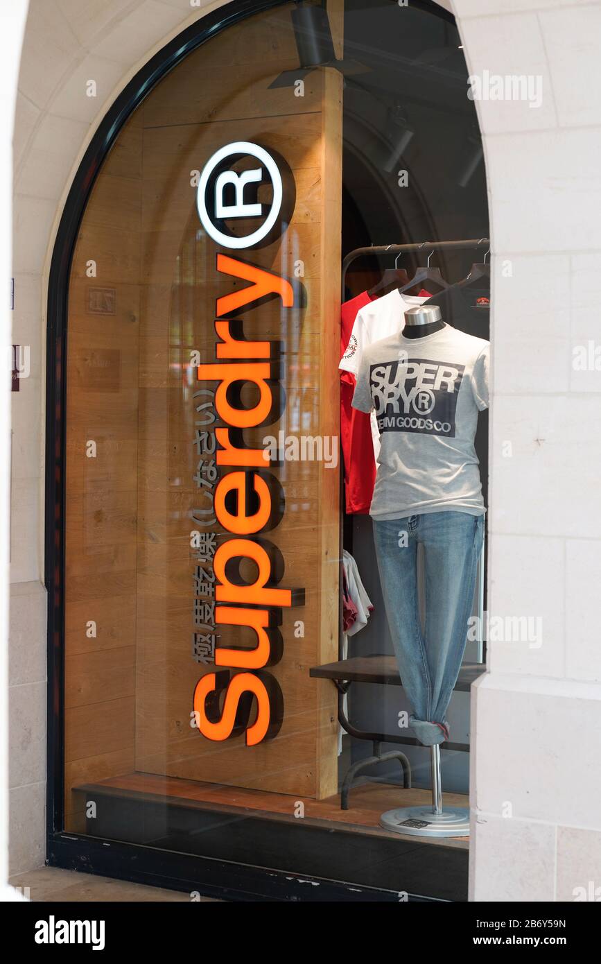 Arcachon , Aquitaine/France - 10 08 2019 : Logo Superdry Store british  clothing store uk design manufacturing company Stock Photo - Alamy