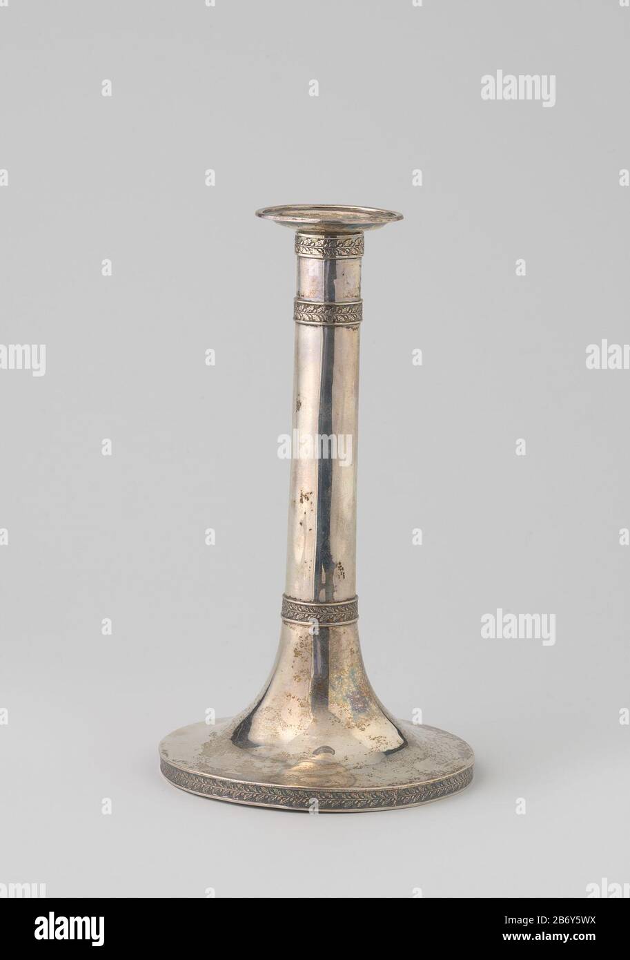 (A en B) van zilver met cilindervormige stam op hoge ronde voet Versierd met randen met eikeblad Kandelaar zilver. De ronde, hoge voet gaat over in de cilindervormige stam. Versierd