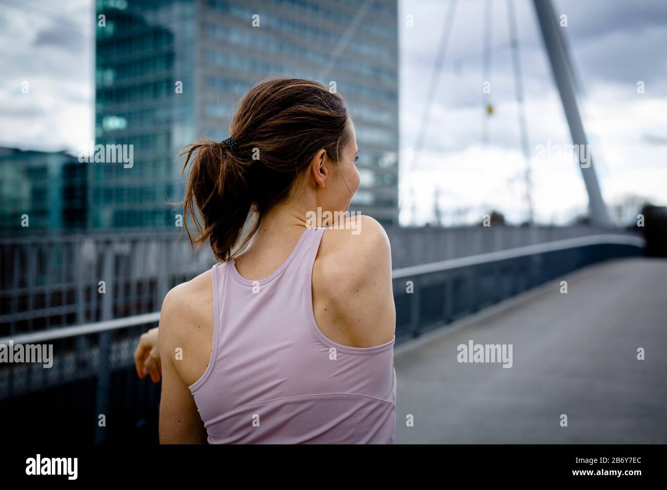 Aufnahme einer Sportlerin, die sich bereit macht für ein workout in der Stadt. Shot of an athlete getting ready for a workout in the city. Stock Photo