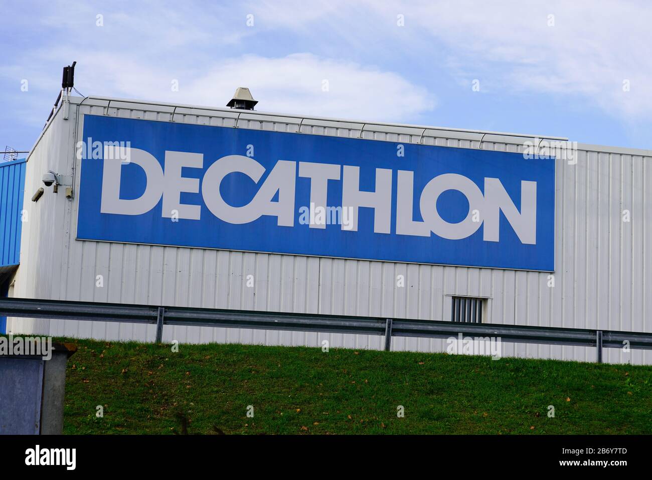 Bordeaux , Aquitaine / France - 10 27 2019 : decathlon sign store logo in shop building Stock Photo
