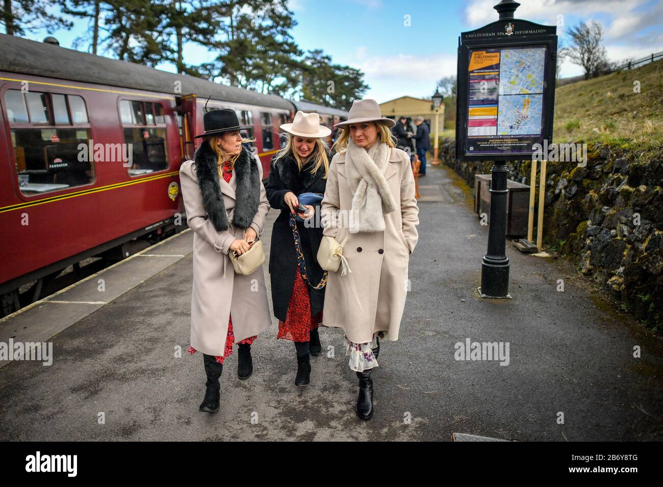 Catching the steam train hi-res stock photography and images - Alamy