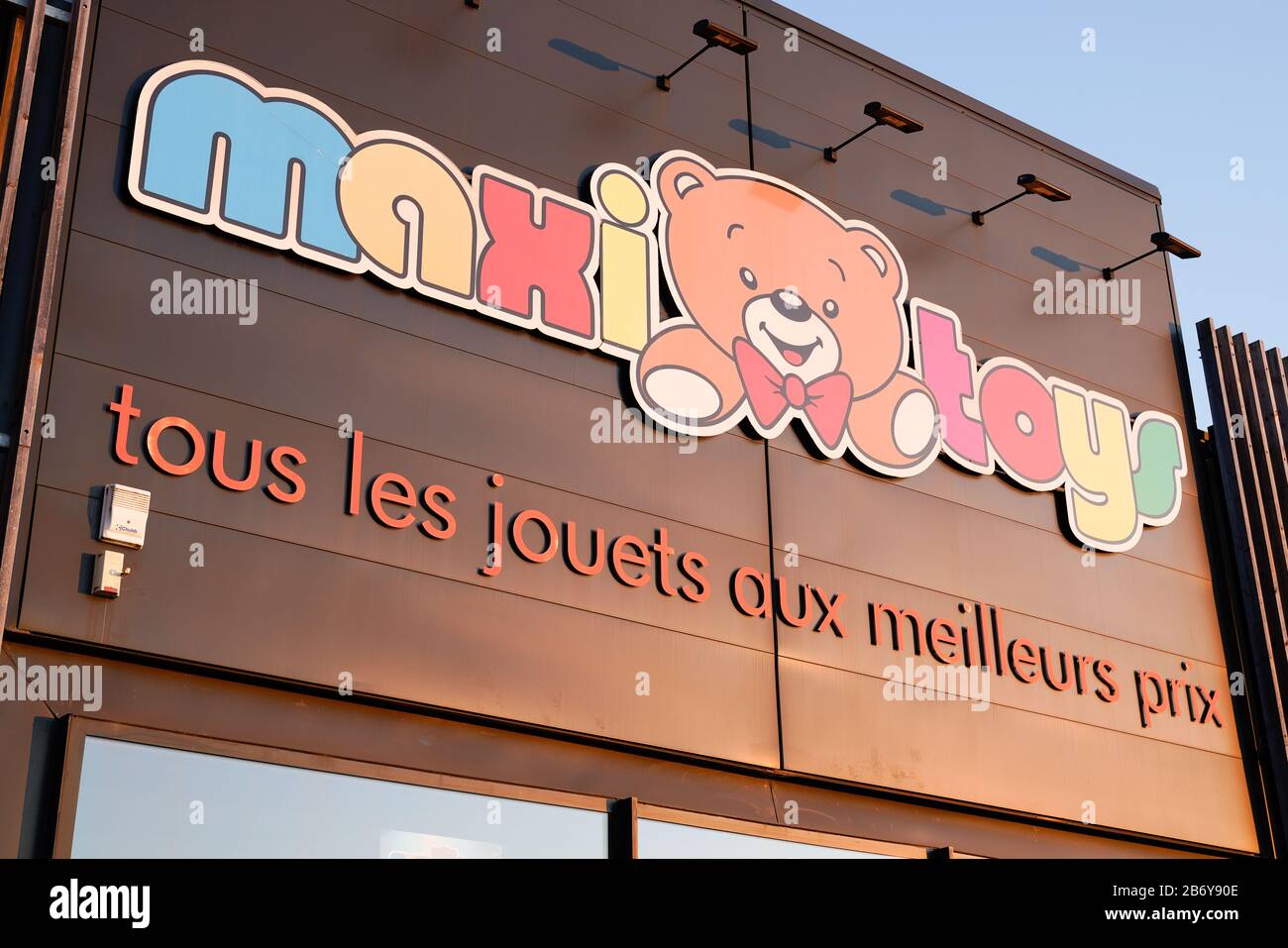 Bordeaux , Aquitaine / France - 12 04 2019 : maxitoys sign logo store Maxi  Toys French brand shop group loan distribution to toys Stock Photo - Alamy