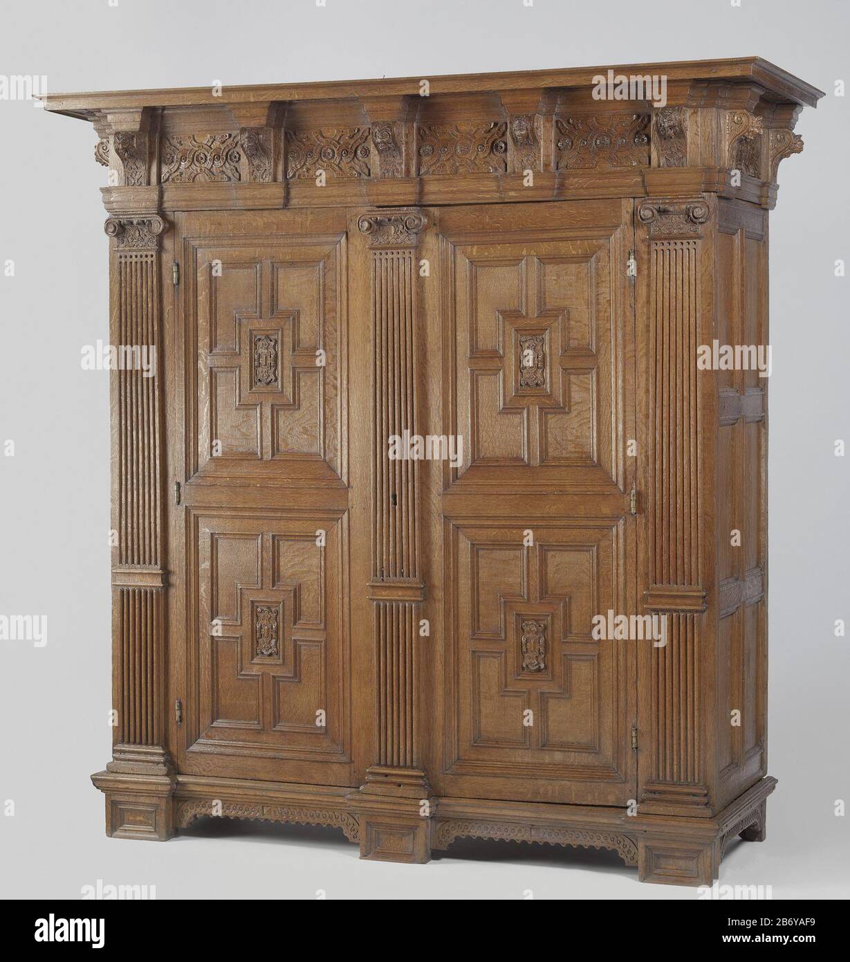 Kast Kast van eikenhout met Ionische kapitelen cabinet of oak with Ionic  capitals. The two doors exhibit two superposed panels with gecorniste  cartouches inserted in the middle pieces. Hood consoles are decorated