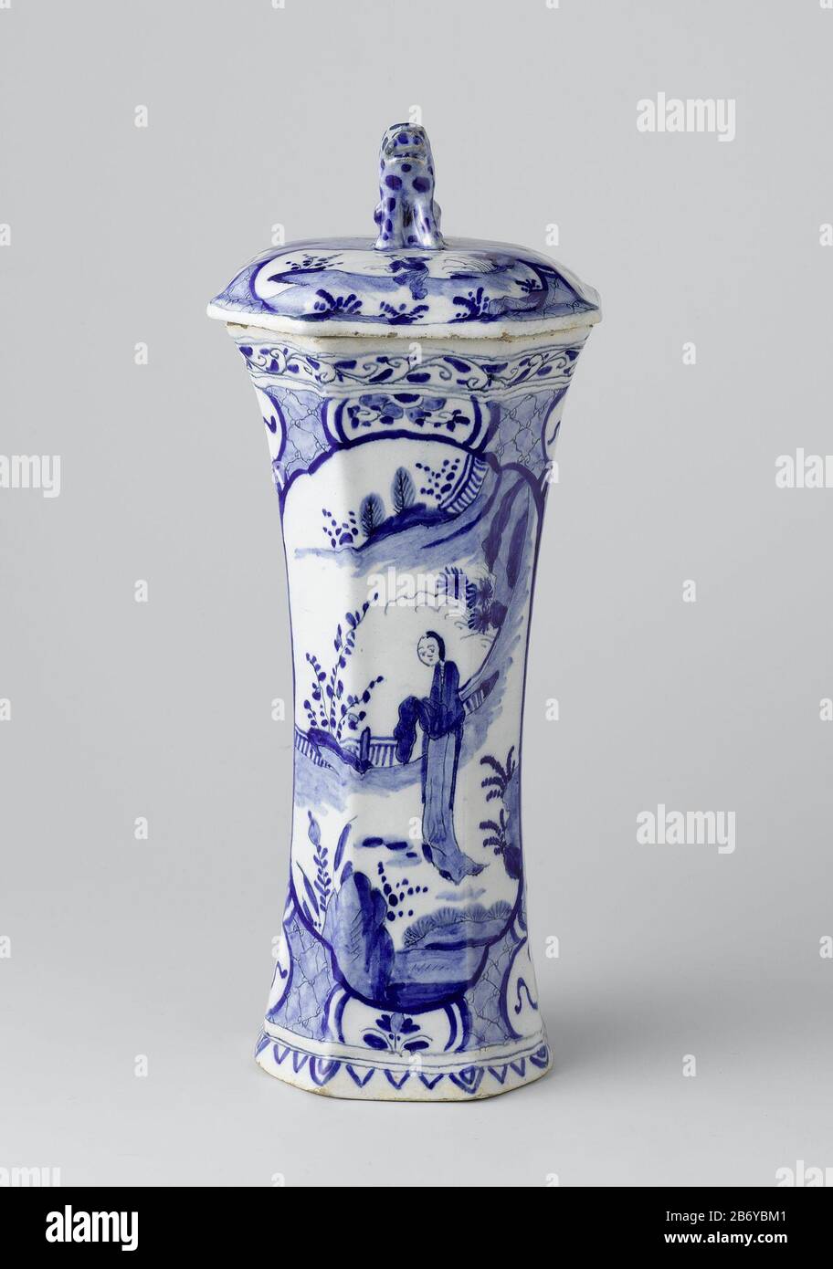 Kaststel met drie vazen en twee bekers Vaas met deksel, beschilderd met een  Chinees in een landschap Beker met deksel, achtkantig, van blauw  beschilderde faïence. De knop van het deksel is een