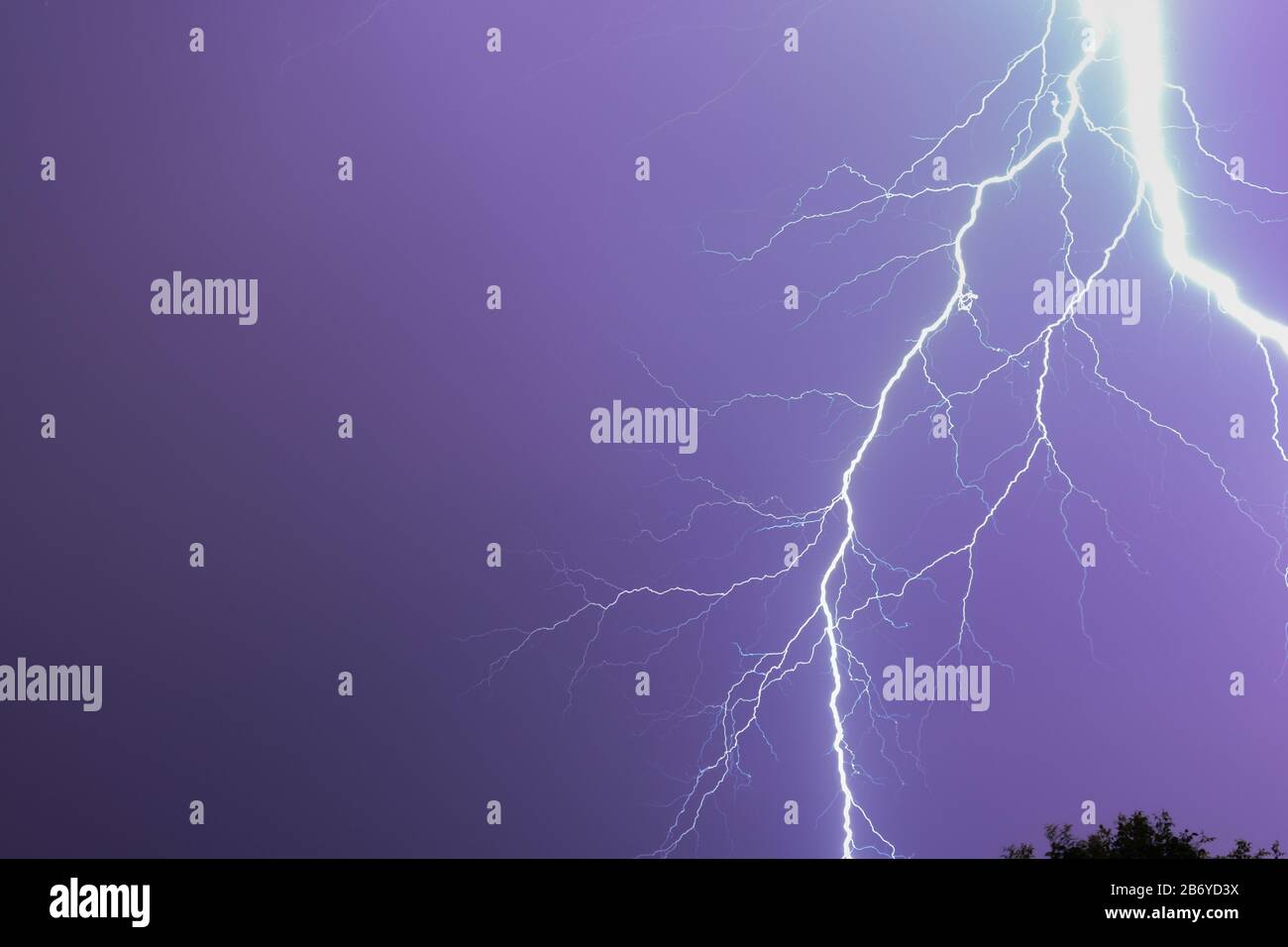 Lightning bolt striking building hi-res stock photography and images ...