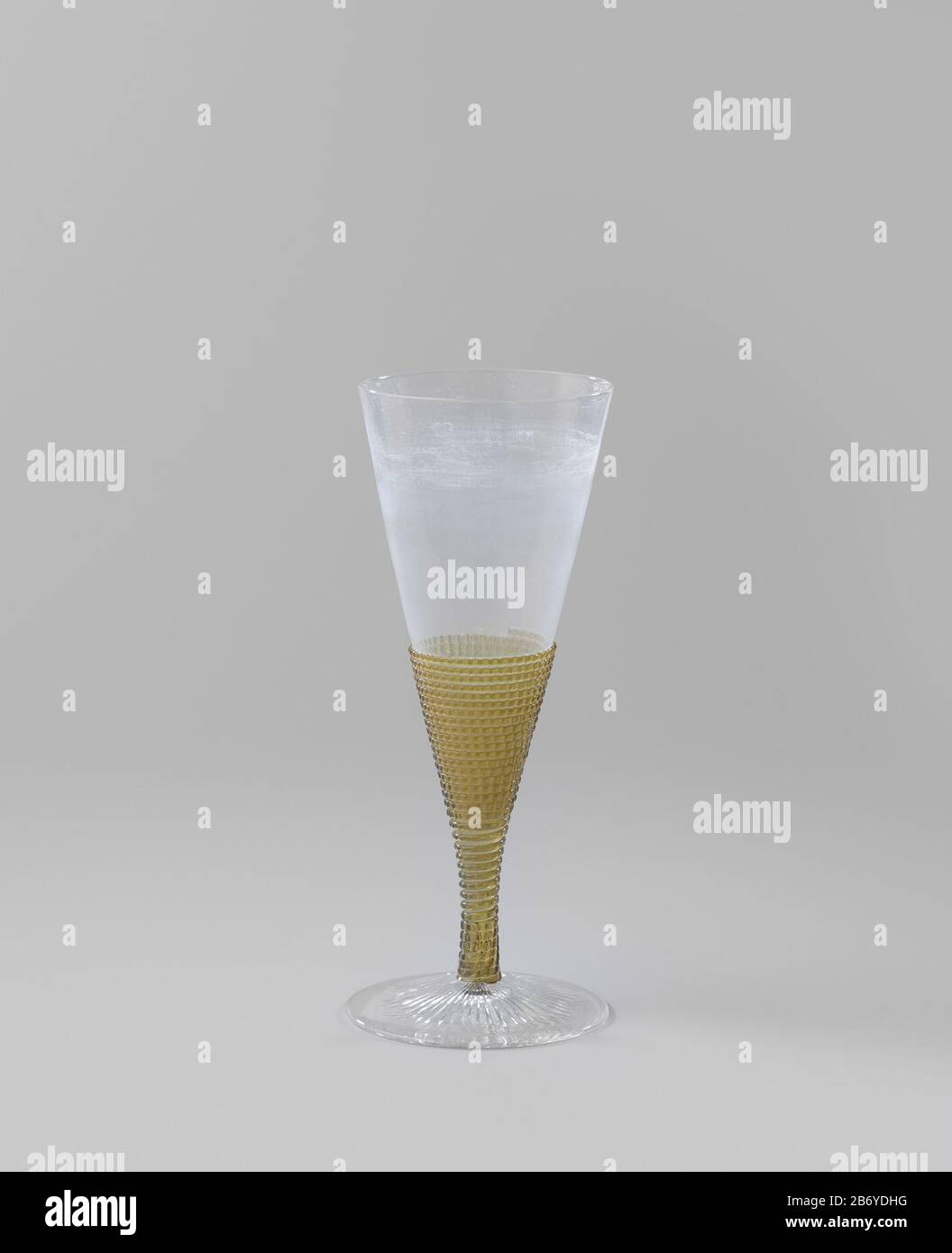 Kelkglas Om de steel en om de onderste helft van het glas is een groen geribbeld lint gedraaid Kelkglas. Om de steel en om de onderste helft van het glas is een groen geribbeld lint gedraaid. Manufacturer : glasblazer: anoniem Dating: ca. 1800 - ca. 1900 Material: glas textiel Dimensions: h 16,5 cm. kelk: d 6,6 cm. voet: d 7,0 cm. Stock Photo