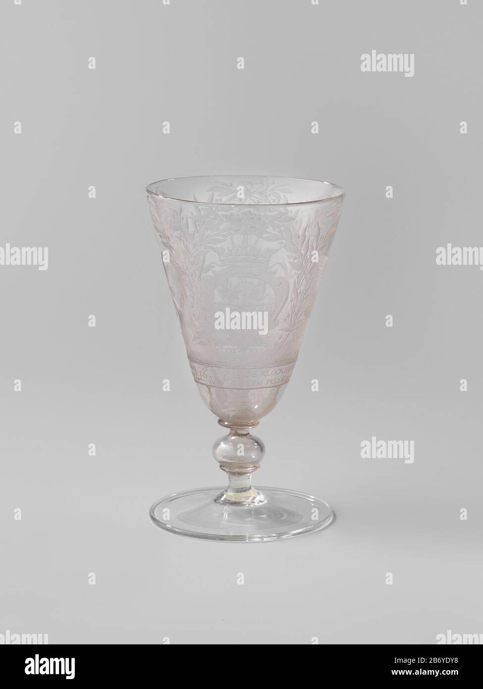 Kelkglas met het wapen van de familie Hinlopen Platte voet met omgeslagen rand. Holle balusterstam met twee schijven. Conische kelk met afgeronde bodem. Op de kelk het gekroonde wapen van de Amsterdamse familie Hinlopen, een pelikaan die haar jongen voedt, een kloek met kuikens en twee tortelduiven op een tak. Met opschrift in doorlopende band onder de voorstellingen: DE KLOCKHENS TROVWYCHEYT.DER DVYFKENS TRECKE BECKE.EEN PELLYCAENSCHE HERT CAN ONS TOT DVUCHT OP WECKE. Gedateerd 16 july 1660. Manufacturer : glasblazer: anoniemglasgraveur: anoniemPlaats manufacture: glasblazer: Nederlandenglasg Stock Photo