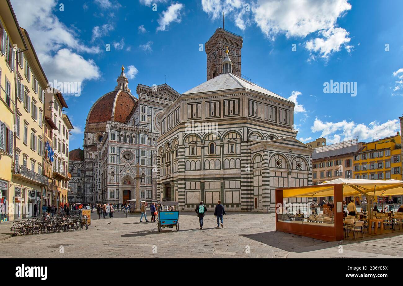 FLORENCE ITALY THE BAPTISTERY OF ST JOHN ALONGSIDE THE DUOMO OPEN AIR CAFES IN THE PIAZZA DEL DUOMO Stock Photo