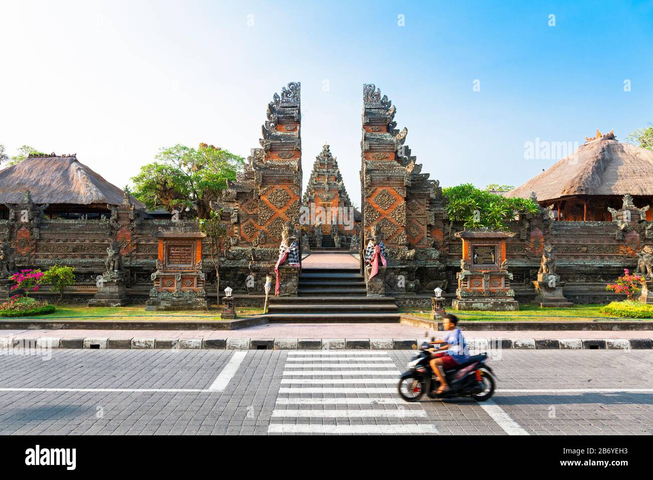 Indonesia, Bali, Sukawati, Batuan Village, Pura Puseh (Batuan Temple), Split Gateway (Candi Bentar) Stock Photo