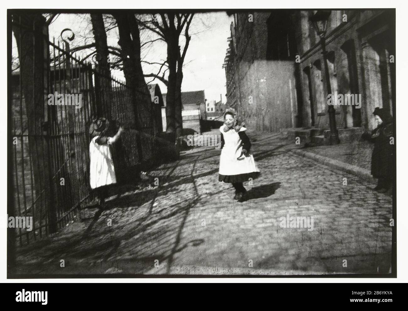 Kinderen spelend voor ingang Breitners atelier op Prinseneiland in Amsterdam Children playing for input Breitner's studio on Prince Island in Amsterdam Property Type: photographs Item number: RP-F K89509 Manufacturer : photographer George Hendrik Breitner Publisher: Harm Botman (listed property) Place manufacture: Amsterdam Date: ca. 1890 - ca. . 1910 Physical features: gelatin silver print material: paper Technique: gelatin silver print dimensions: sheet: h 50.5 cm. B × 40.3 cm. Photo: H 40.0 cm. B × 27.5 cm. Notes Modern print negative BR 1370 (collection RKD) .Onderwerp Stock Photo