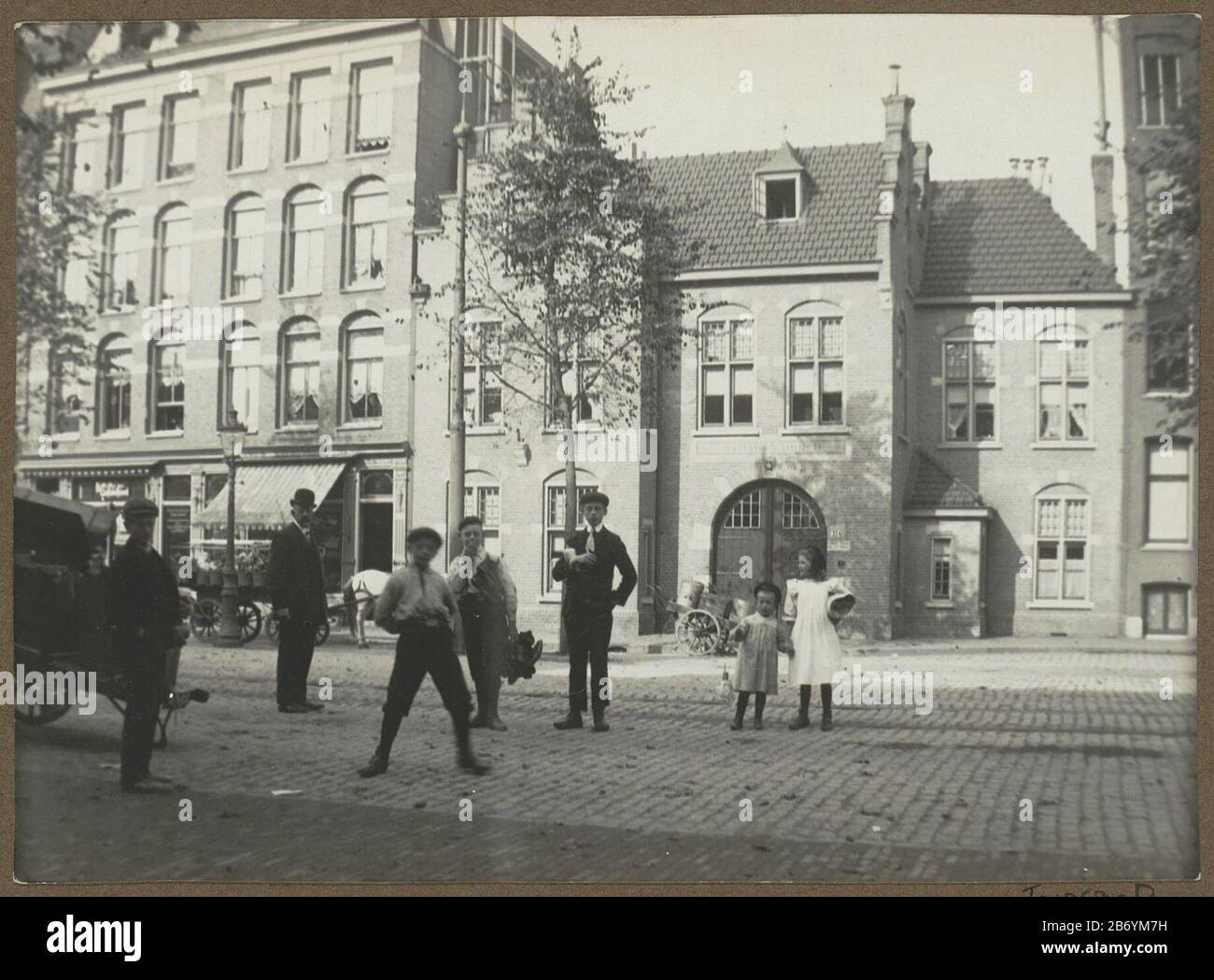 provincie Arashigaoka Bezwaar Kinderen voor het Catharinahofje aan de Amsterdamse Overtoom Part of album  with pictures of Amsterdam and omge. Manufacturer : Photographer: anonymous  place manufacture: Amsterdam Date: 1900 - ca. 1930 Physical features:  gelatin