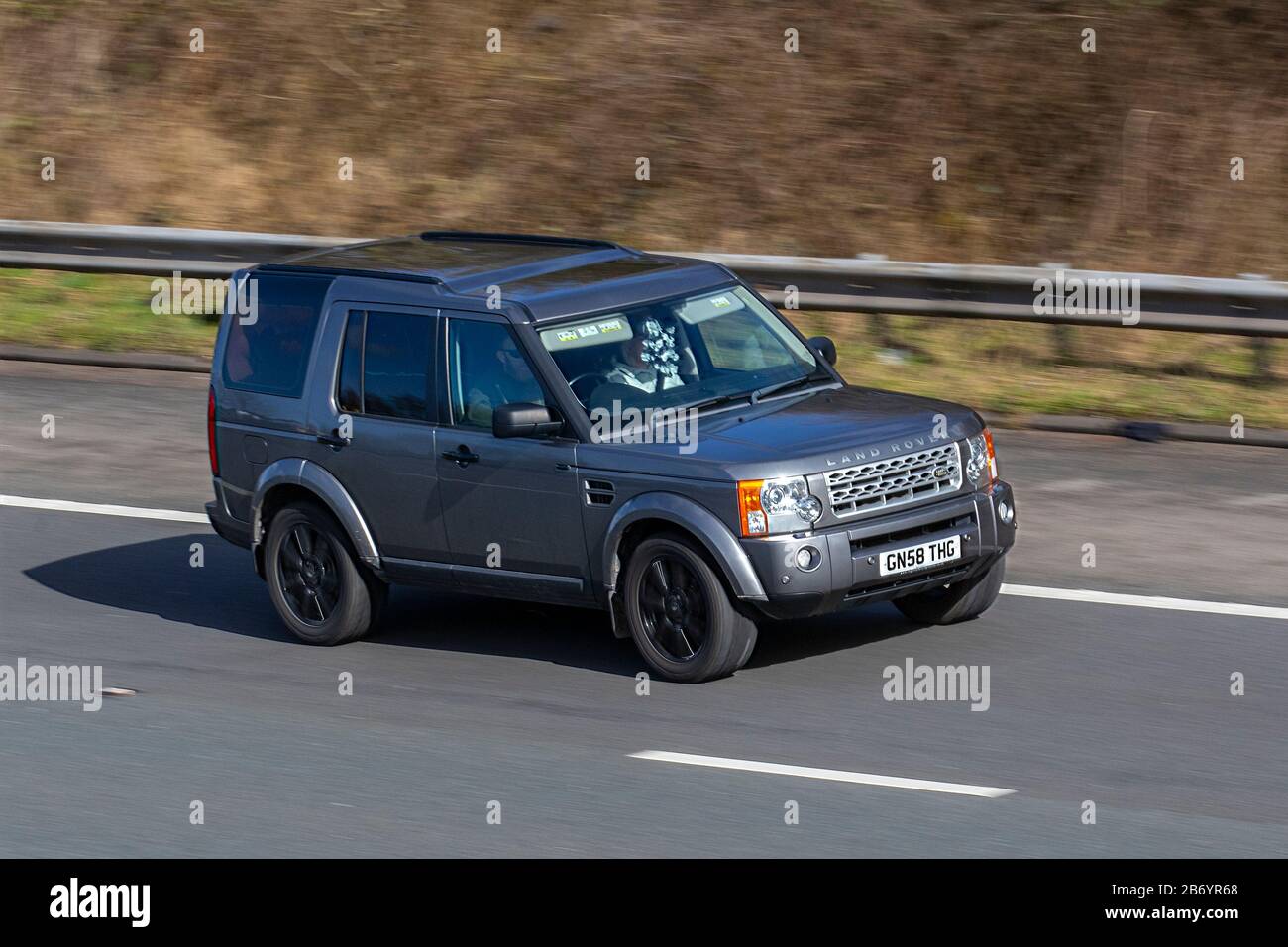 Land rover discovery 3 hi-res stock photography and images - Alamy