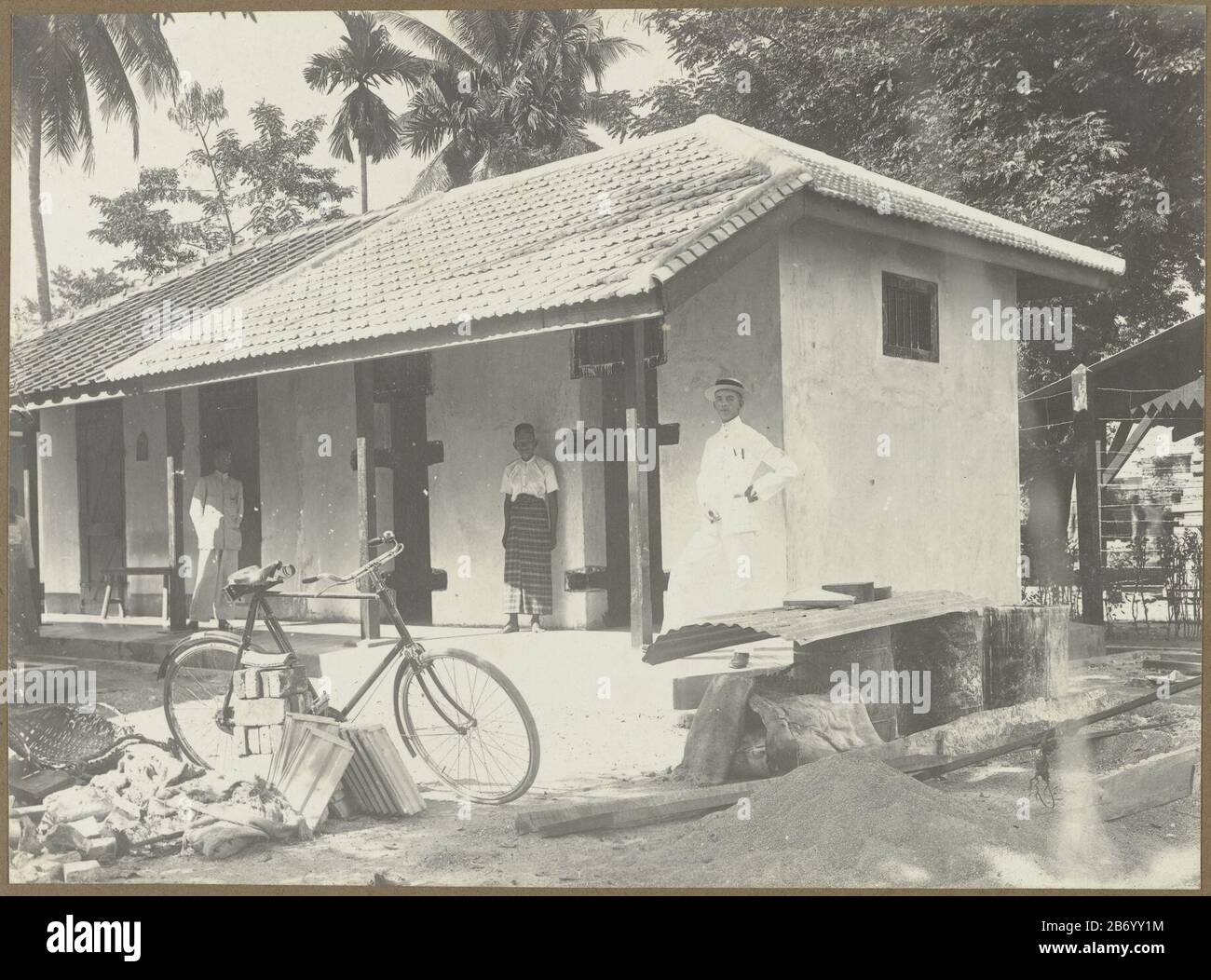 Klein huis A phased small house, with Riphagen standing on the porch, where: apparently to Medan. Pictures in the photo album of the Dutch architects and builders Bennink and Riphagen to Medan in the years around 1914-1919. Manufacturer : Photographer: anonymous place manufacture Medan Dating: 1914 - 1919 Physical features: gelatin silver print material: paper Technique: gelatin silver print dimensions: photo: h 144 mm × b mm Date 198: 1914 - 1919 Stock Photo