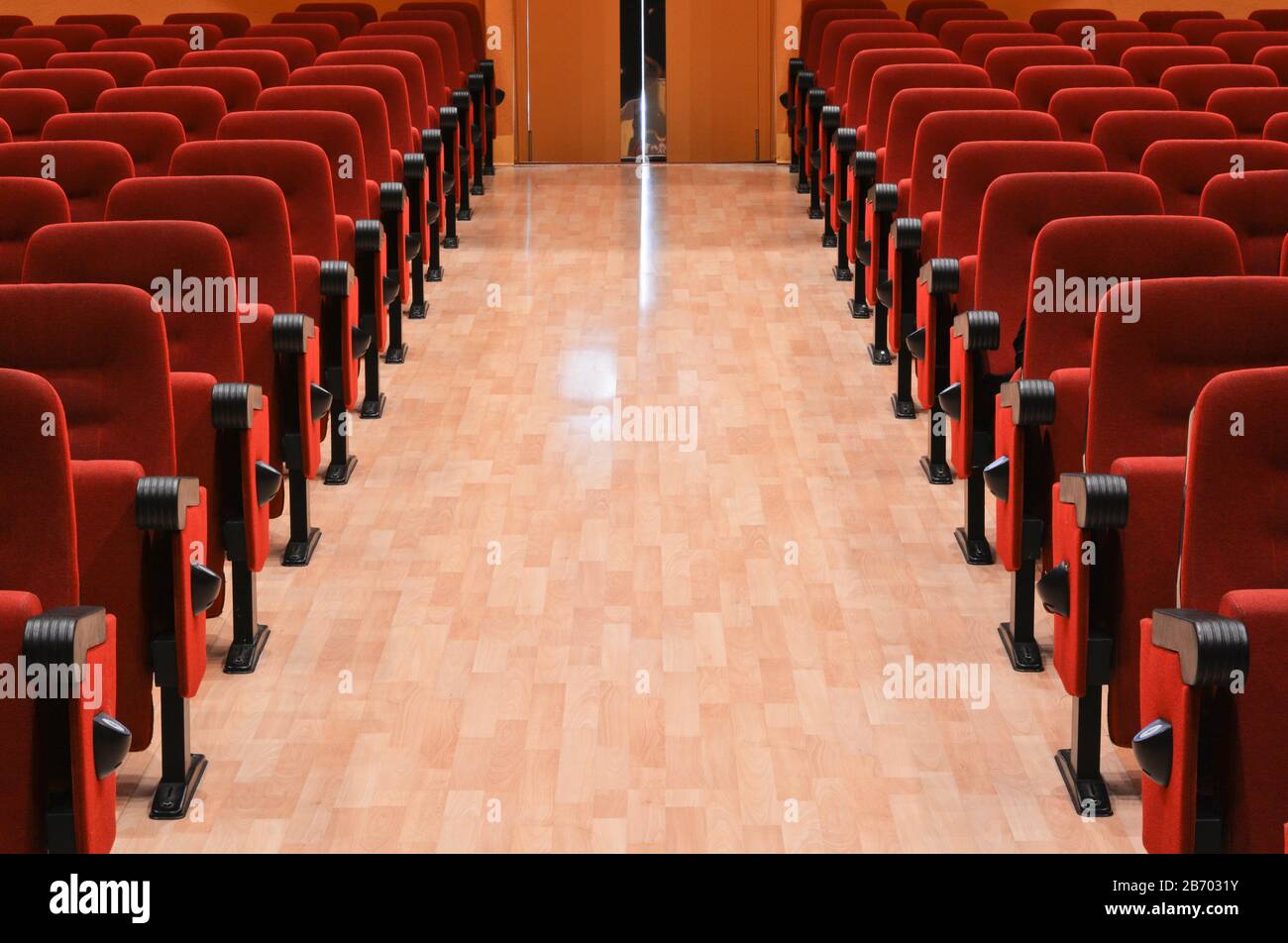 Empty stage theater shakespeare hi-res stock photography and images - Alamy
