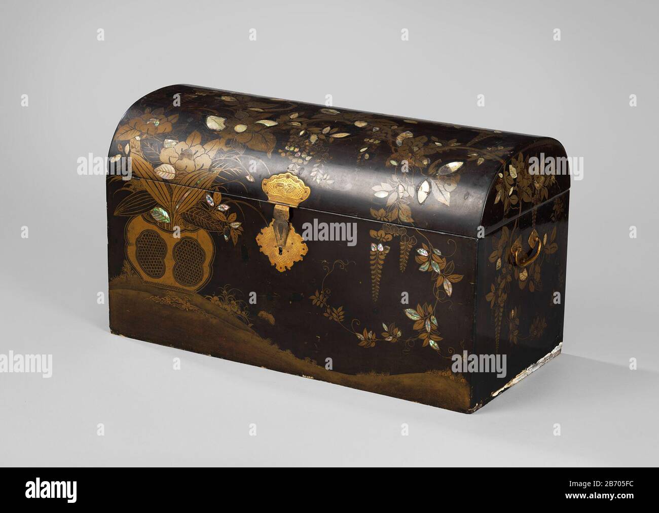 Koffer op voetstuk, versierd in zwart met van goud en parelmoer Koffer op voetstuk, zwart met bloemen van goud en parelmoer. Met koperen sleutel. Manufacturer : Plaats manufacture: Japan