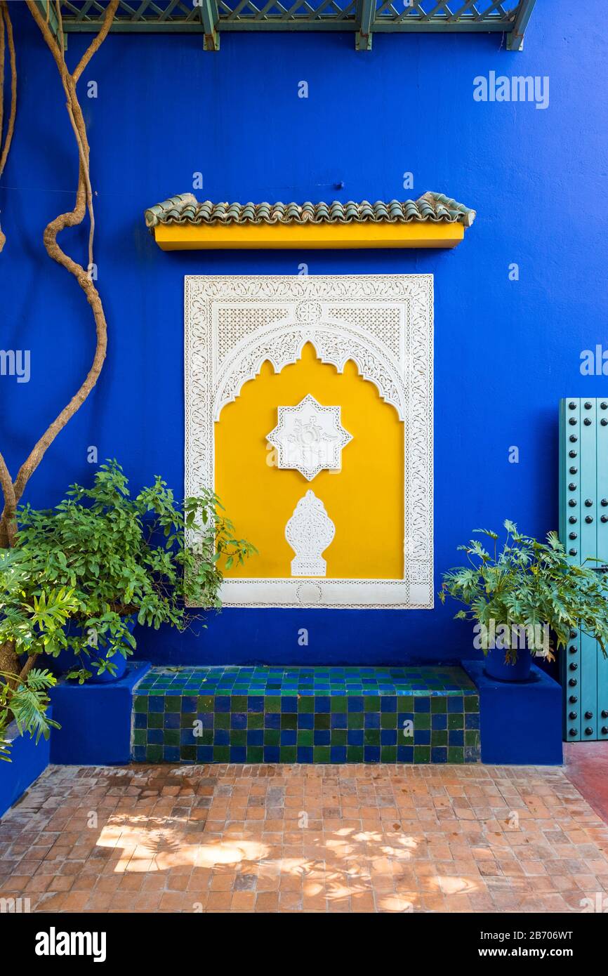 Morocco, Marrakesh-Safi (Marrakesh-Tensift-El Haouz) region, Marrakesh. Decorative architectural elements and blue wall at Jardin Majorelle gardens. Stock Photo