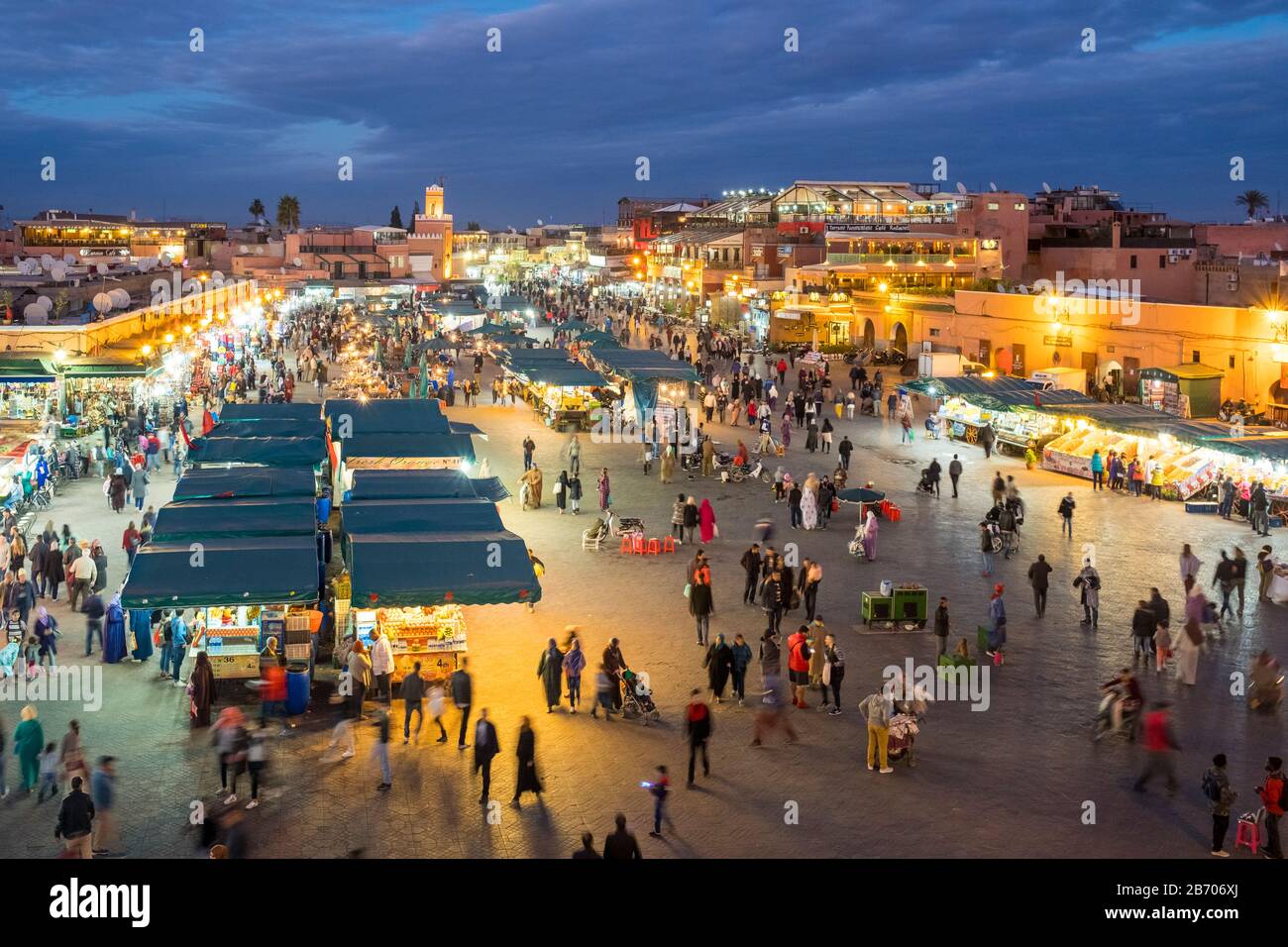 Morocco, Marrakesh-Safi (Marrakesh-Tensift-El Haouz) region, Marrakesh. Jamaa El-Fna square at dusk. Stock Photo