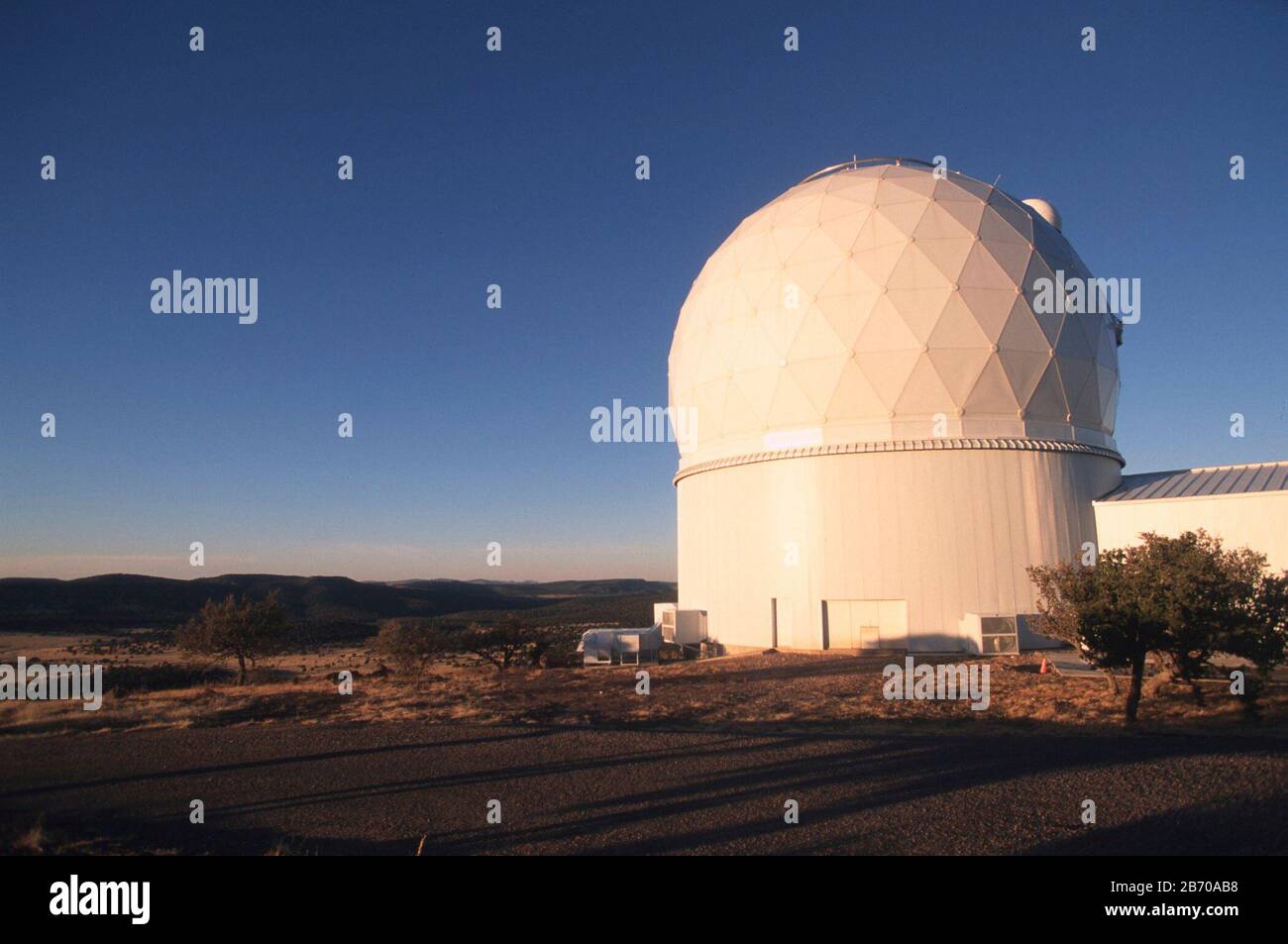 Fort Davis Texas USA, 1997: Dome above new 432-inch primary mirror Hobby-Eberly Telescope at McDonald Observatory in Davis Mountains, West Texas. ©Bob Daemmrich Stock Photo