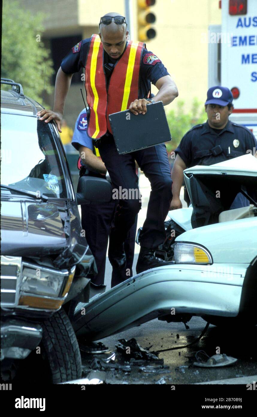 Accident damaged cars hi-res stock photography and images - Alamy