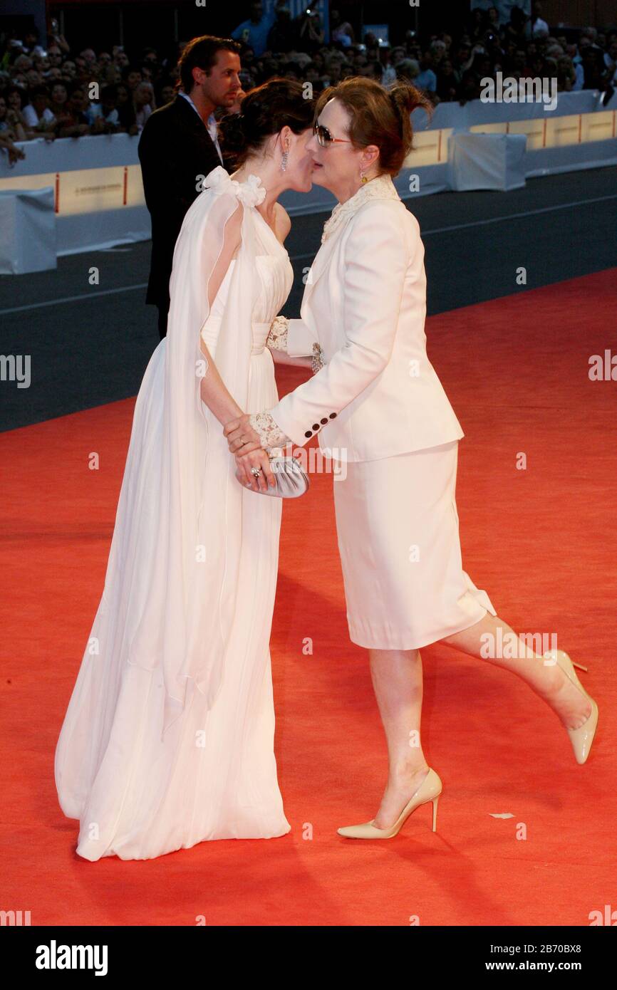 Venice, 07/09/2006. 63rd Venice Film Festival. Meryl Streep and Anne Hathaway arriving at the Venice Cinema Palace to attend the premiere of the film Stock Photo
