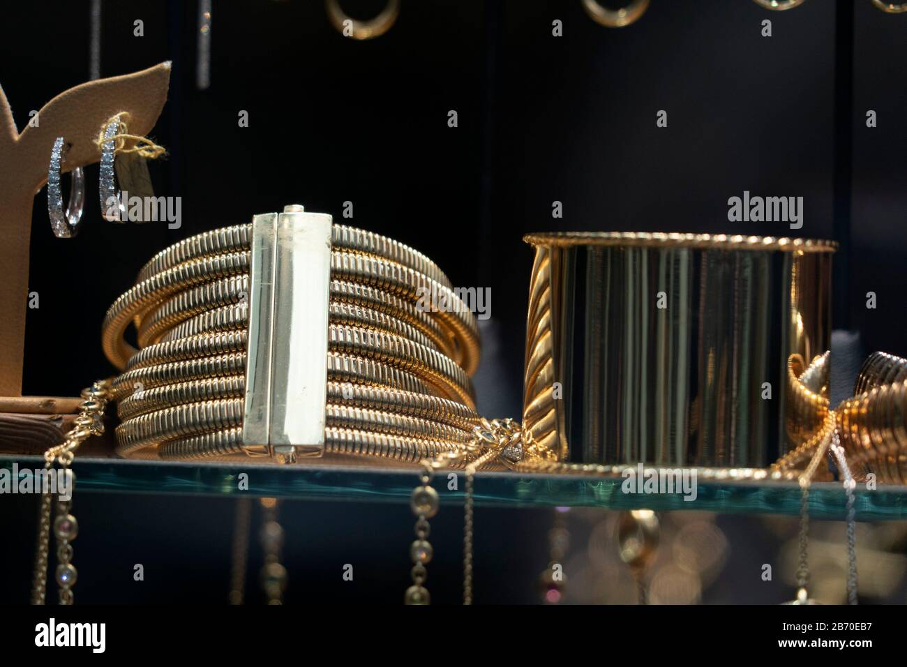 gold and diamond jewelry shop window Stock Photo - Alamy