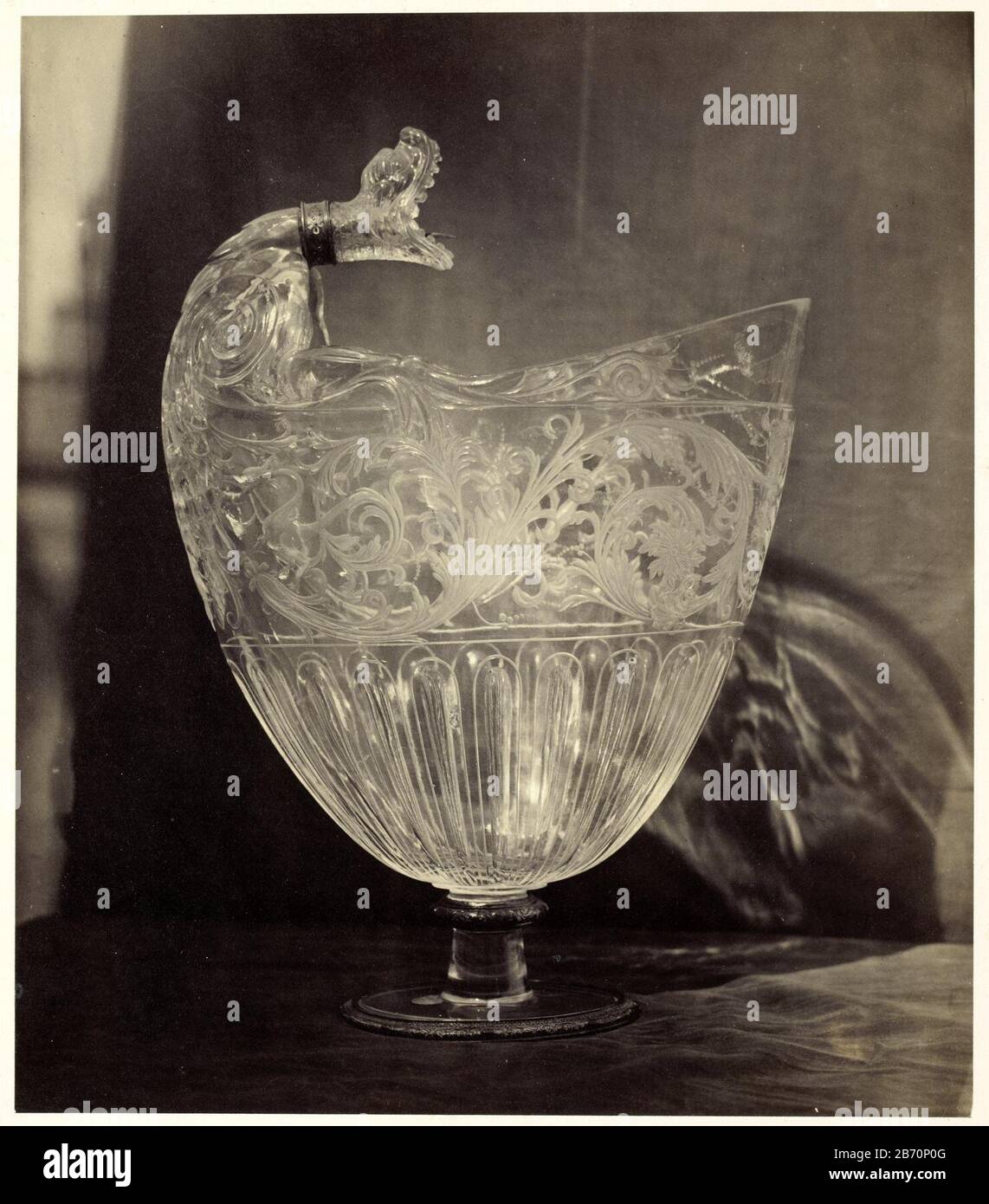 Concessie Mevrouw Complex Kristallen gegraveerde kan met dierenkop, uit het Louvre Crystal engraved  can with animal head, from the Louvre Object Type: photographs Item number:  RP-F-F25504-S Manufacturer : Photographer: Charles Thurston Thompson Date:  ca. 1866 -