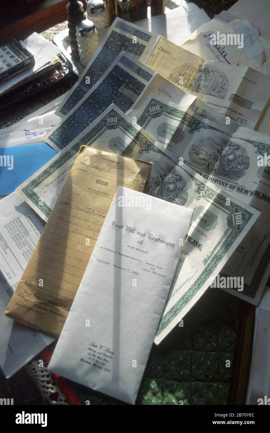 Economy & banking; display of stock certificates on dining table  ©Bob Daemmrich / Stock Photo