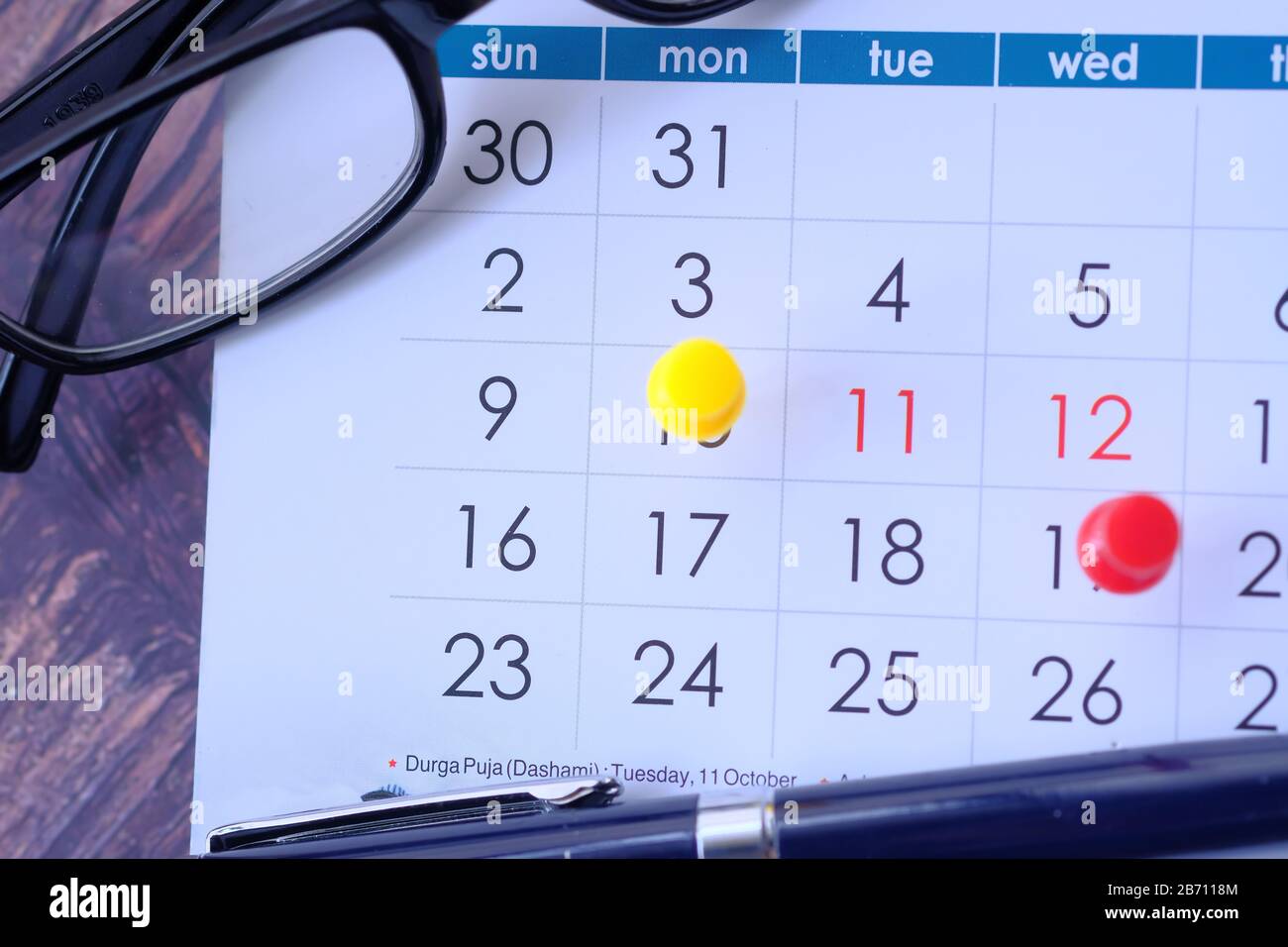 deadline concept with push pin on calendar date Stock Photo Alamy