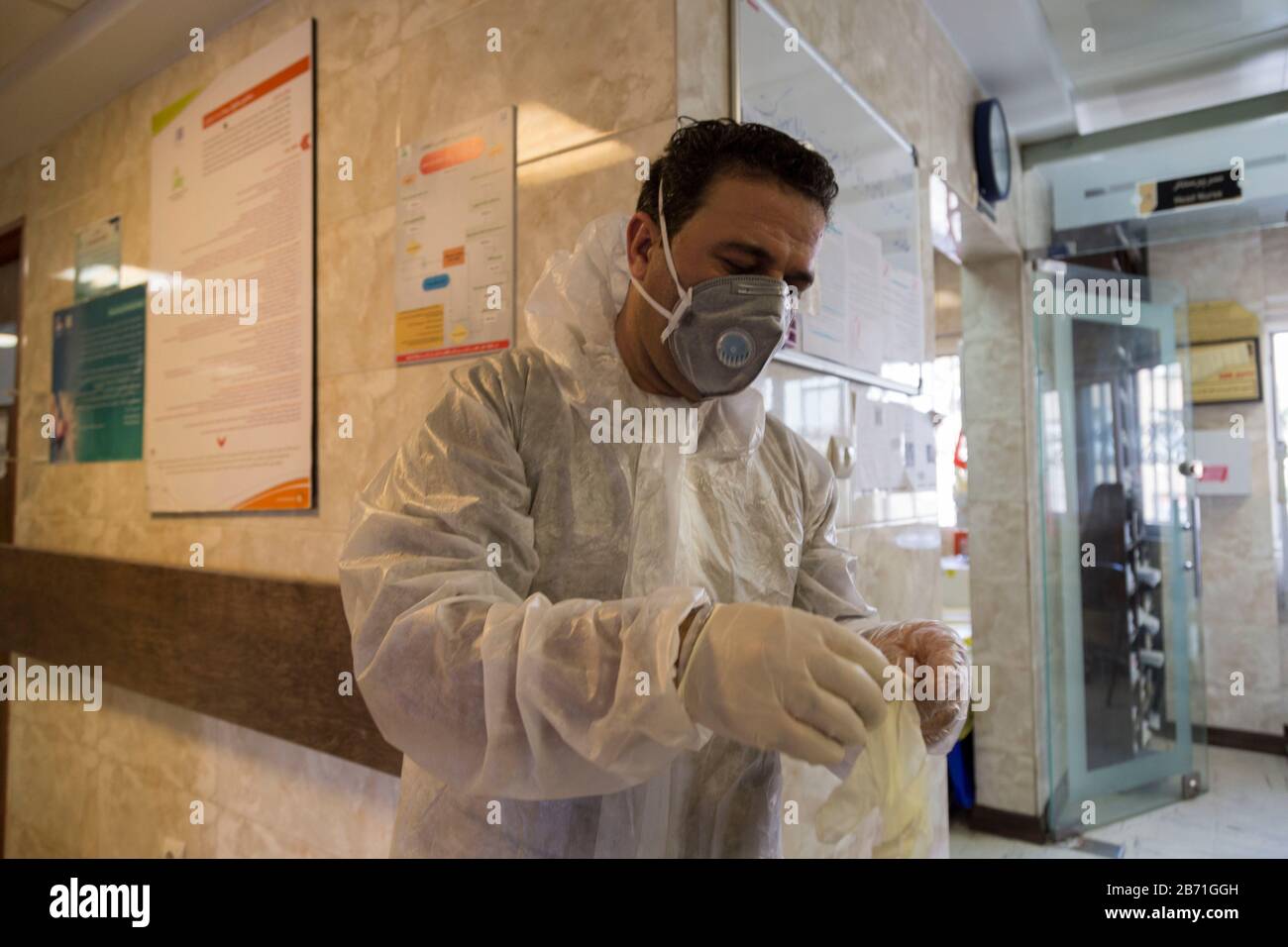 Tehran, Iran. 12th Mar, 2020. Medics and nurses wearing masks and hazmat suits treat patients infected with the new coronavirus COVID-19, at Sina hospital in southern Tehran, Iran. According to the last report by the Ministry of Health, 10,075 people were diagnosed with the Covid-19 coronavirus and 429 people have died in Iran. The outbreak has infected a host of senior officials, politicians, clerics and members of the Revolutionary Guards in Iran, the fourth worst-affected nation after China, South Korea, and Italy. Credit: ZUMA Press, Inc./Alamy Live News Stock Photo
